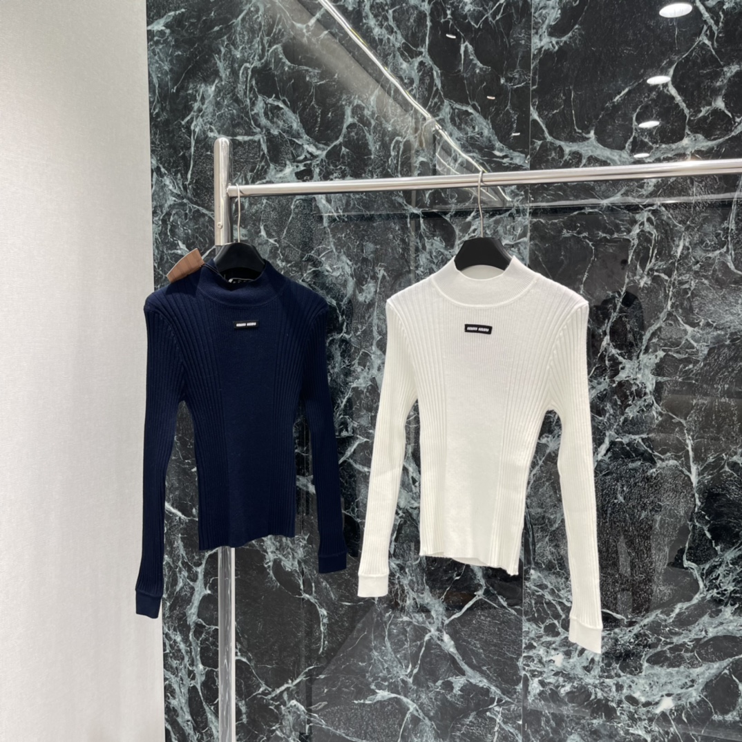 Miu 25秋冬新款 微标针织长袖打底衫 半高领+长袖 秋冬穿刚刚好 面料弹性好，紧身or宽松都能hol