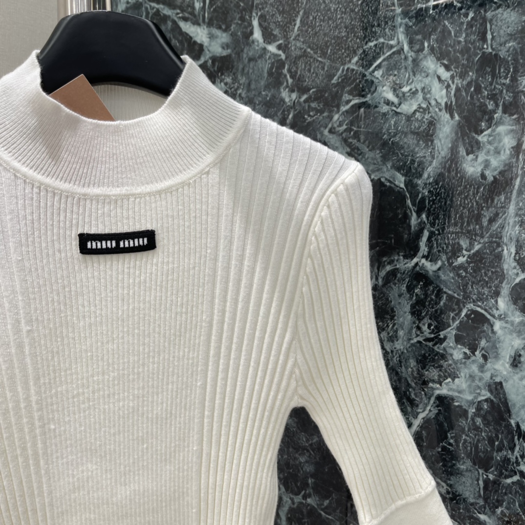 Miu 25秋冬新款 微标针织七分袖打底衫 面料弹性好，紧身or宽松都能hold住，搭配大衣、外套都很出