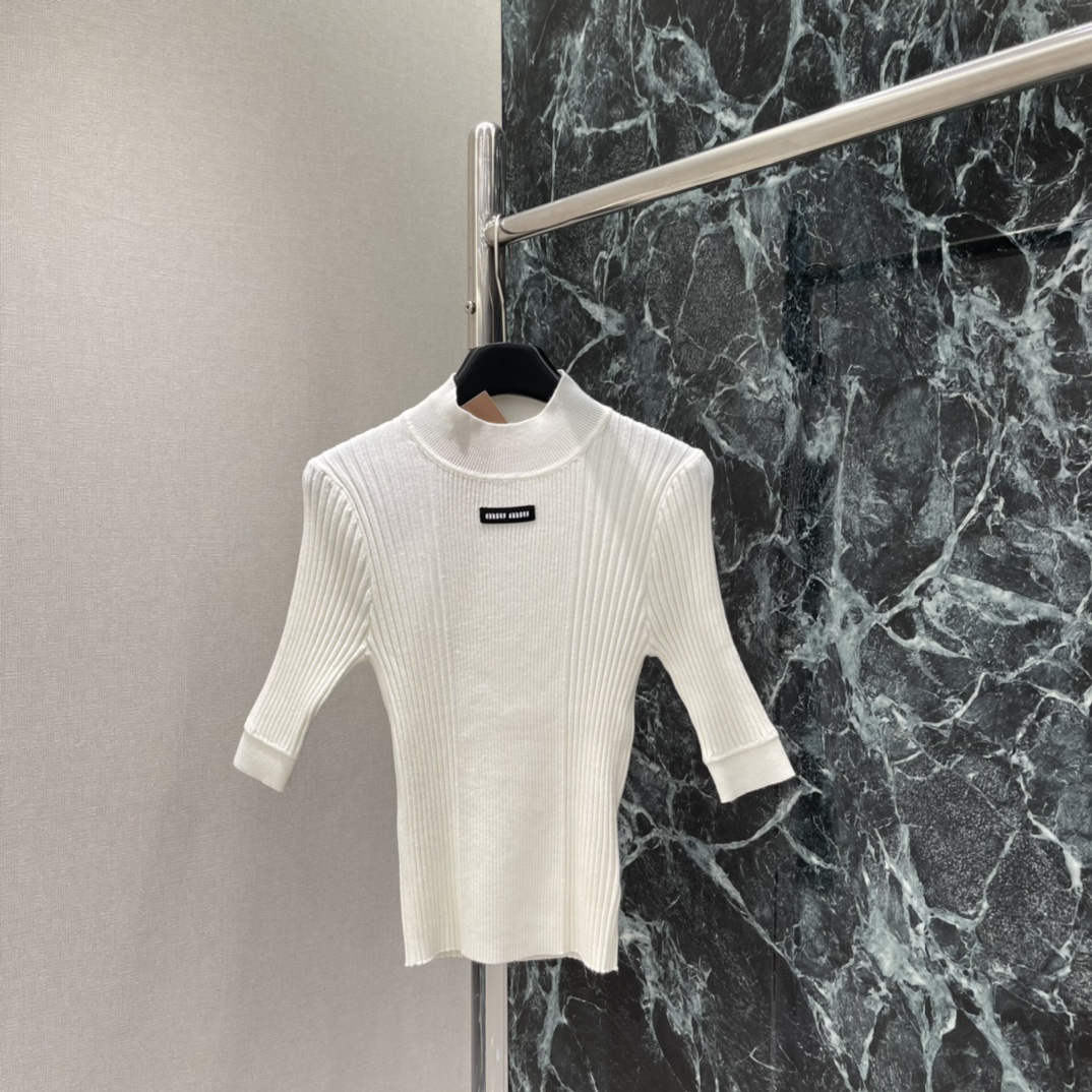 Miu 25秋冬新款 微标针织七分袖打底衫 面料弹性好，紧身or宽松都能hold住，搭配大衣、外套都很出