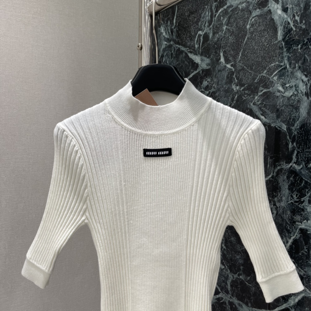 Miu 25秋冬新款 微标针织七分袖打底衫 面料弹性好，紧身or宽松都能hold住，搭配大衣、外套都很出
