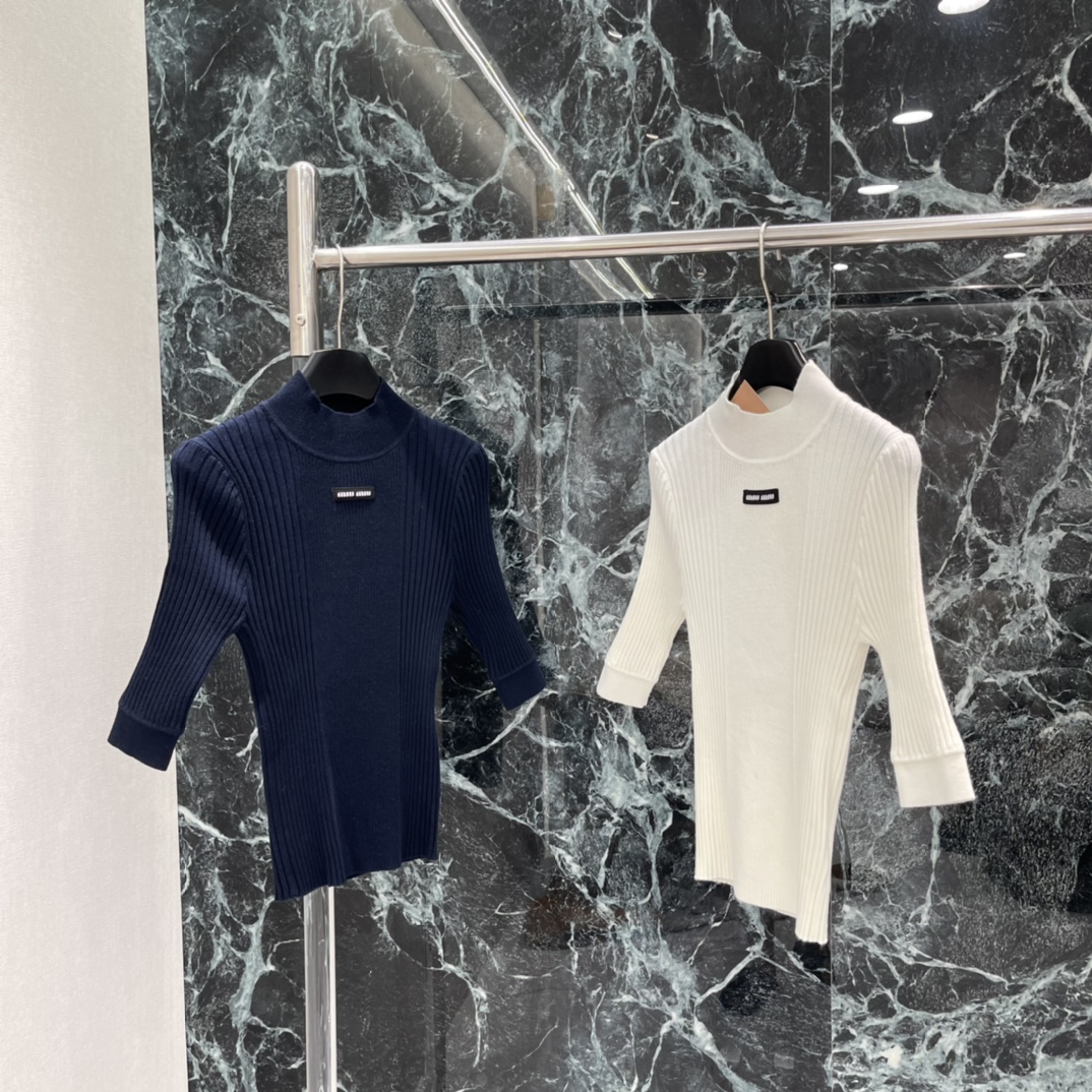Miu 25秋冬新款 微标针织七分袖打底衫 面料弹性好，紧身or宽松都能hold住，搭配大衣、外套都很出