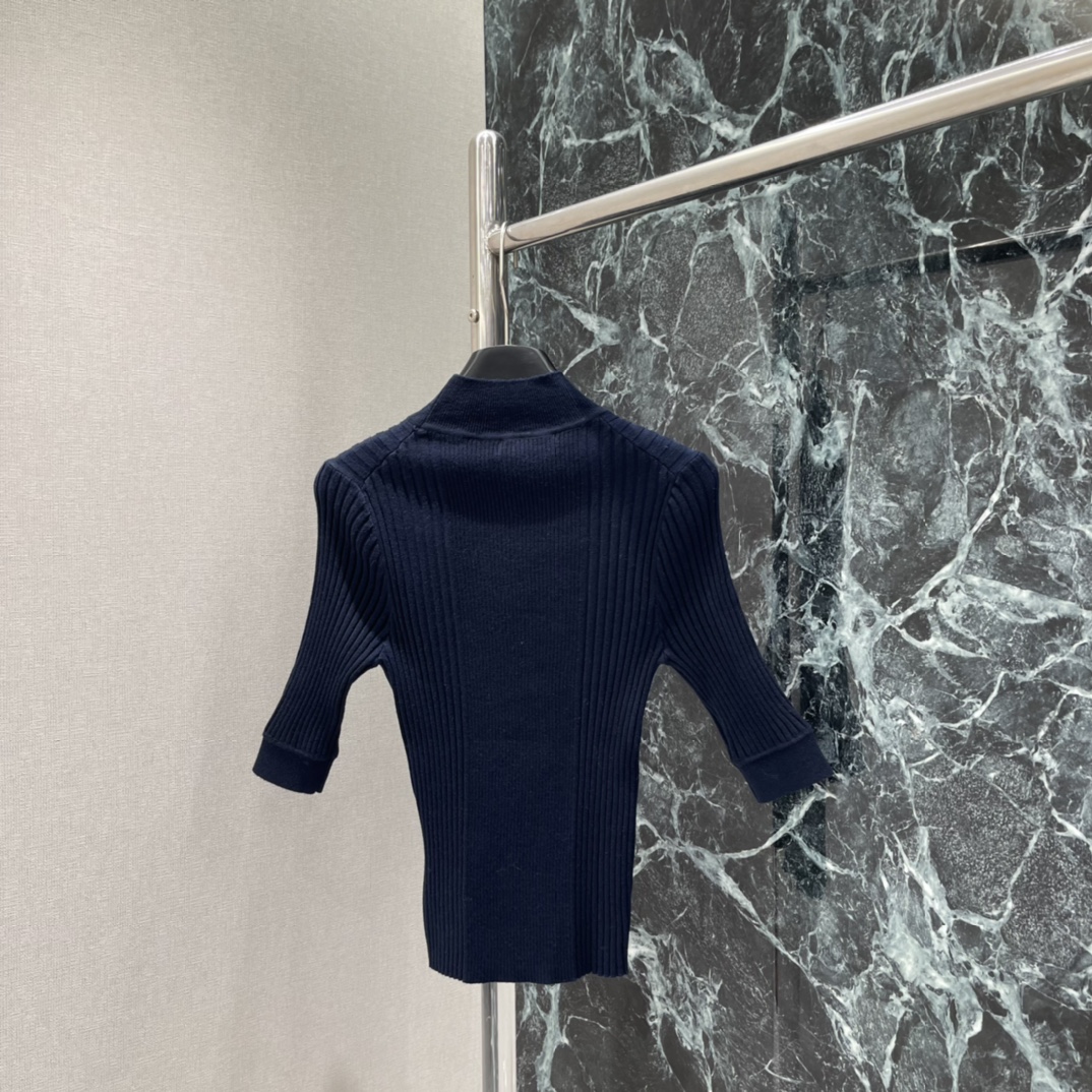 Miu 25秋冬新款 微标针织七分袖打底衫 面料弹性好，紧身or宽松都能hold住，搭配大衣、外套都很出