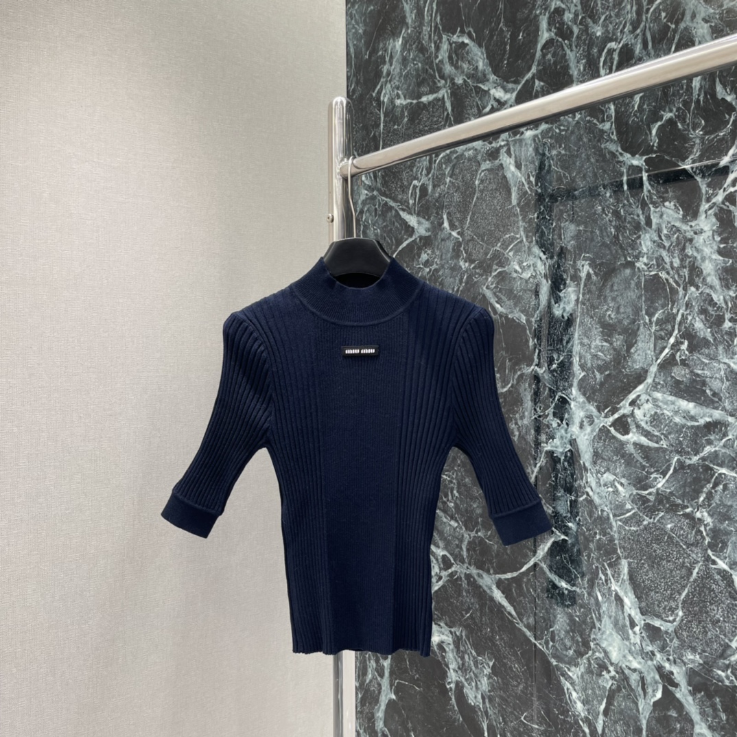 Miu 25秋冬新款 微标针织七分袖打底衫 面料弹性好，紧身or宽松都能hold住，搭配大衣、外套都很出
