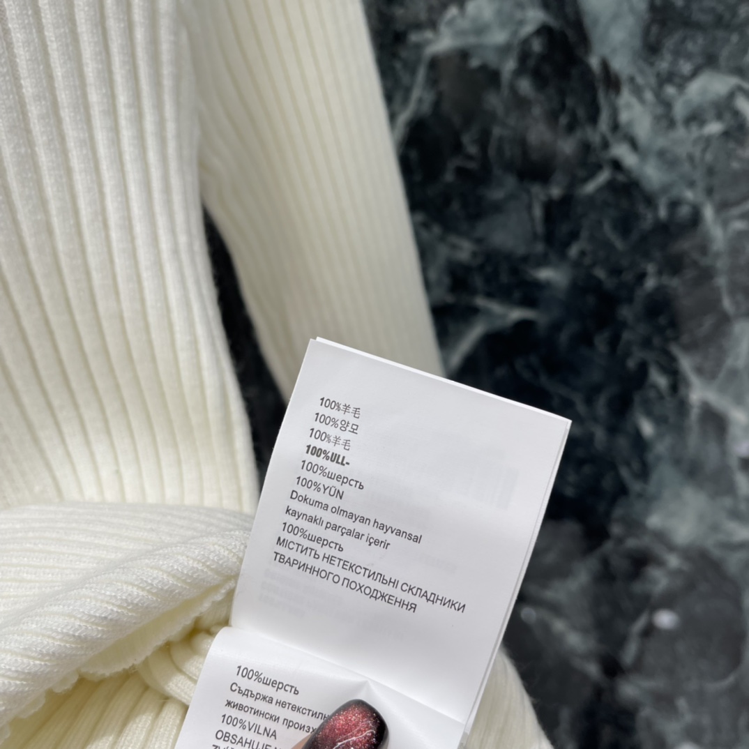 Miu 25秋冬新款 微标针织七分袖打底衫 面料弹性好，紧身or宽松都能hold住，搭配大衣、外套都很出