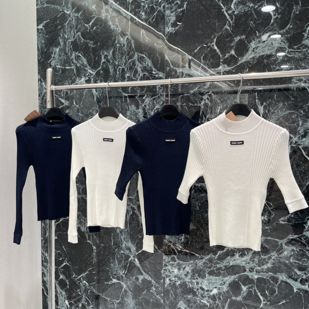 Miu 25秋冬新款 微标针织七分袖打底衫 面料弹性好，紧身or宽松都能hold住，搭配大衣、外套都很出
