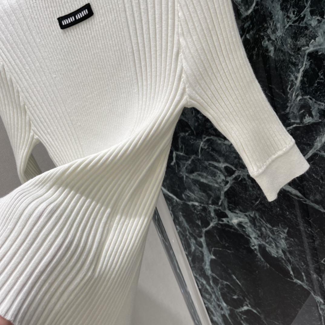 Miu 25秋冬新款 微标针织七分袖打底衫 面料弹性好，紧身or宽松都能hold住，搭配大衣、外套都很出