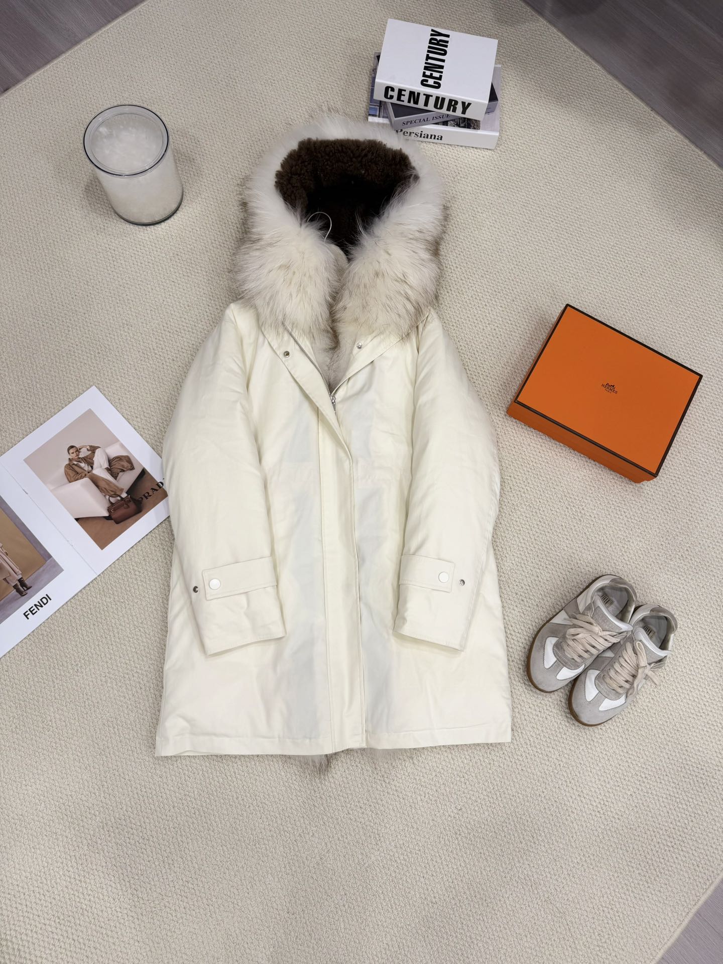 NO:636936,Wind New arrivals for autumn and winter. Workwear hooded raccoon fur collar parka goose down jacket [cream white] invites you to appreciate the details. Built-in drawstring | wool hood. Clean and simple loose silhouette, with mid-length and hip length. It is elegant and loose but not bulky. It is very tolerant to the body. It is equipped with a buckle and adjustable dimensional hood. The large hood made of deep heavy-duty industrial materials and the raccoon fur collar wraps the head and neck well, preventing wind and frost.  There is no limit to the wearing space. The full velvet brings a strong sense of wrapping like a building. The hooded shape is friendly to all body shapes. It cleverly hides the flesh and makes you look slimmer. Women's clothing, hats, alexander wang19860909风 秋冬新款上新 工装连帽貉子毛领派克鹅绒服【奶油白】细节邀您鉴赏 内置抽绳｜羊毛挂面帽里 利落简约的宽松廓形,配以中长及臀长度,实穿优雅宽松但不肥大对身体有很好的包容性,配以档扣可调节维度帽深重工用料大兜帽配上貉子毛领很好包裹头部脖颈,防风抗冻 穿搭空间不设限,饱满充绒带来建筑般的强包裹感利落放松连帽衣型对各种身形都很友好,巧妙藏肉显瘦,女装,hats,alexander wang,Women's clothing