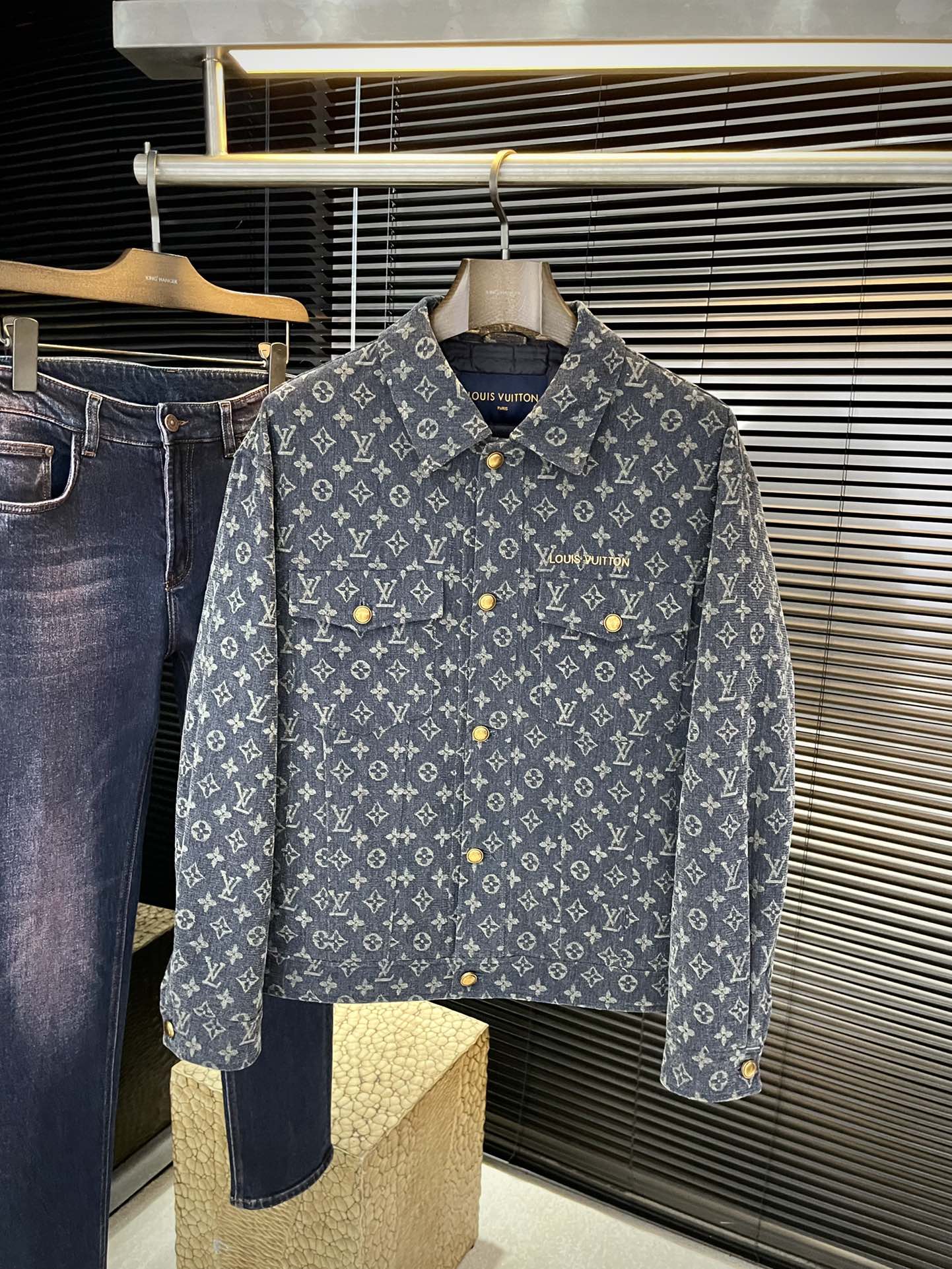 NO:597499,P LOUIS VU (Louis) 2025 foreign trade export order!  The latest down denim jacket is extremely cold-proof, simple and comfortable commuter down, customized with the highest quality 90 white goose down-filled polyester fiber fabric, extremely fluffy, full of filling, light and not pressurizing, fashionable and simple, very suitable for sweaters and sweaters, original fabric, warm and stylish purchase level - recommended to keep for yourself!  Size 48-56,,louis vuitton,louis vuitton,hoodie,sweatshirts,jackets & coats,sweaters,down jacket,alexander wang19860909P  LOUIS VU（路易）2025外贸出口订单！最新羽绒牛仔外套 极度防寒 简洁舒适的通勤羽绒,定制最高等90白鹅绒填冲聚脂纤维面料、蓬松度极好,填充物饱满,轻便不压身,时尚简约,内搭卫衣、毛衣都非常合适,原版面料,保暖有型代购级别-推荐自留款！尺码 48-56,,louis vuitton,louis vuitton,hoodie,sweatshirts,jackets & coats,sweaters,down jacket,alexander wang,Men's clothing