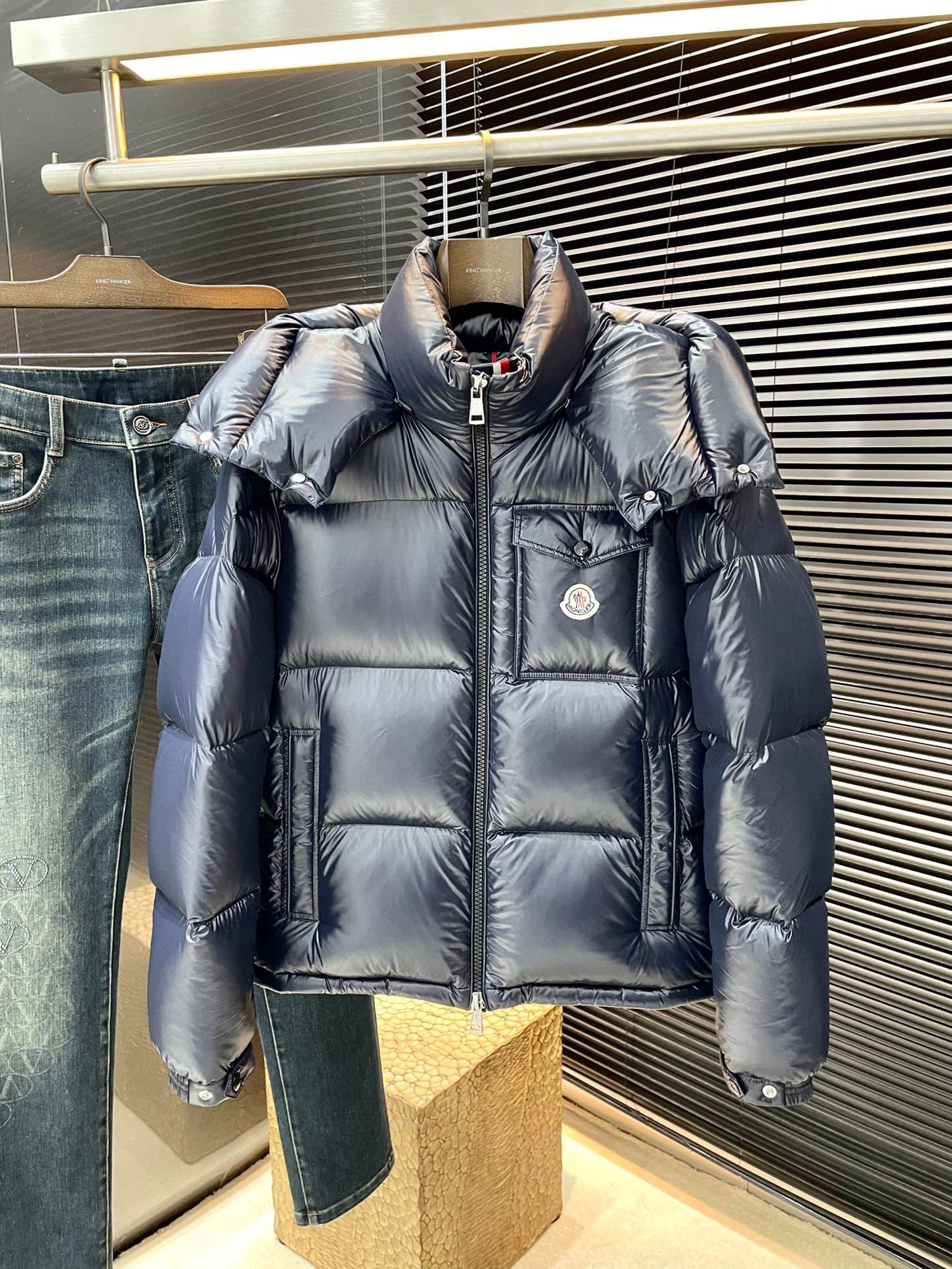 NO:597501,P Monch 2025 winter clothing series to create a handsome man and highlight his masculine temperament. Simple and fashionable commuter down jacket. Top imported waterproof material fabric. The texture is very soft and comfortable against the skin. Delicate and smooth texture. Super good fit. The upper body is super stylish and handsome. The down jacket feels like it is wrapped in a top-notch duvet. It is warm and comfortable. The version is a simple design with three-dimensional cutting. It simply adds points to the whole dress. The whole piece is warm and fluffy.  National standard 90 white duck down filling has good resilience and can rebound immediately after compression. It is very light, delicate and soft. The better the down, the lighter it is, but the fluffy and fluffy ones are fluffy and light. The upper body is warm and stylish without feeling heavy. It is very wearable and does not look bloated. It can well prevent cold wind invasion!  The first choice for high quality. Compare the details and fabrics. You will know what grade of goods we sell!  Size 1 2 3 4 5,,Moncler,down jacket,alexander wang19860909P  Monch（蒙口）2025冬装系列 打造帅气型男 彰显男士气质 简约时尚通勤羽绒服 顶级进口防水材料面料 质感很轻柔 贴肤都舒适 细腻顺滑质感 超级好版型 上身超级有型的帅气 羽绒服就感觉包裹了一层顶级的羽绒被 温暖而舒适 版型是立体裁剪的设计简约款 简直给整件衣服加分,整件保暖蓬松度高 国标90白鸭绒填充 回弹力好 压缩后能马上立马回弹起来 非常轻盈 细腻柔软 越好的绒是越轻 但是体积蓬松越大的 蓬松轻盈 上身保暖有型 又不会有负重感 实穿性非常强 不显臃肿 可以很好的防止寒风侵袭！高品质首选 大家到时比一比细节 面料 做你就知道我们卖的是什么级别的货色了！尺码 1 2 3 4 5,,Moncler,down jacket,alexander wang,Men's clothing