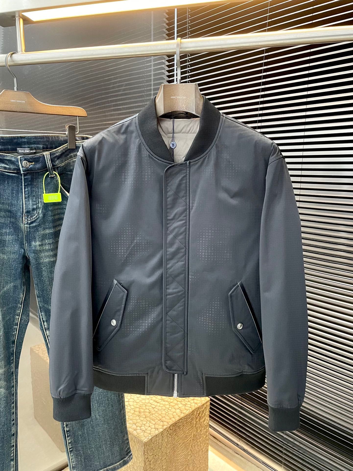 NO:597503,P LOUIS VU (Louis) 2025 winter clothing series to create a handsome man and highlight his masculine temperament. Simple and fashionable commuter down jacket. Top imported Sarona fabric. The texture is very soft and comfortable against the skin. Delicate and smooth texture. Super good fit. The upper body is super stylish and handsome. The down jacket feels like it is wrapped with a top-notch duvet. It is warm and comfortable. The version is a simple style with three-dimensional cutting.  It just adds extra points to the whole piece of clothing. The whole piece is warm and has high fluffiness. It is filled with national standard 85 white duck down and has good resilience. It can rebound immediately after compression. It is very light and delicate and soft. The better the down is, the lighter it is. But the fluffy and bulky ones are fluffy and light. The upper body is warm and stylish without feeling heavy. It is very wearable and does not look bloated. It can prevent the cold wind very well!  The first choice for high quality. Compare the details and fabrics. You will know what grade of goods we sell!  Size 48-56,,louis vuitton,louis vuitton,down jacket,alexander wang19860909P  LOUIS VU（路易）2025冬装系列 打造帅气型男 彰显男士气质 简约时尚通勤羽绒服 顶级进口索罗娜面料 质感很轻柔 贴肤都舒适 细腻顺滑质感 超级好版型 上身超级有型的帅气 羽绒服就感觉包裹了一层顶级的羽绒被 温暖而舒适 版型是立体裁剪的设计简约款 简直给整件衣服加分,整件保暖蓬松度高 国标85白鸭绒填充 回弹力好 压缩后能马上立马回弹起来 非常轻盈 细腻柔软 越好的绒是越轻 但是体积蓬松越大的 蓬松轻盈 上身保暖有型 又不会有负重感 实穿性非常强 不显臃肿 可以很好的防止寒风侵袭！高品质首选 大家到时比一比细节 面料 做你就知道我们卖的是什么级别的货色了！尺码 48-56,,louis vuitton,louis vuitton,down jacket,alexander wang,Men's clothing