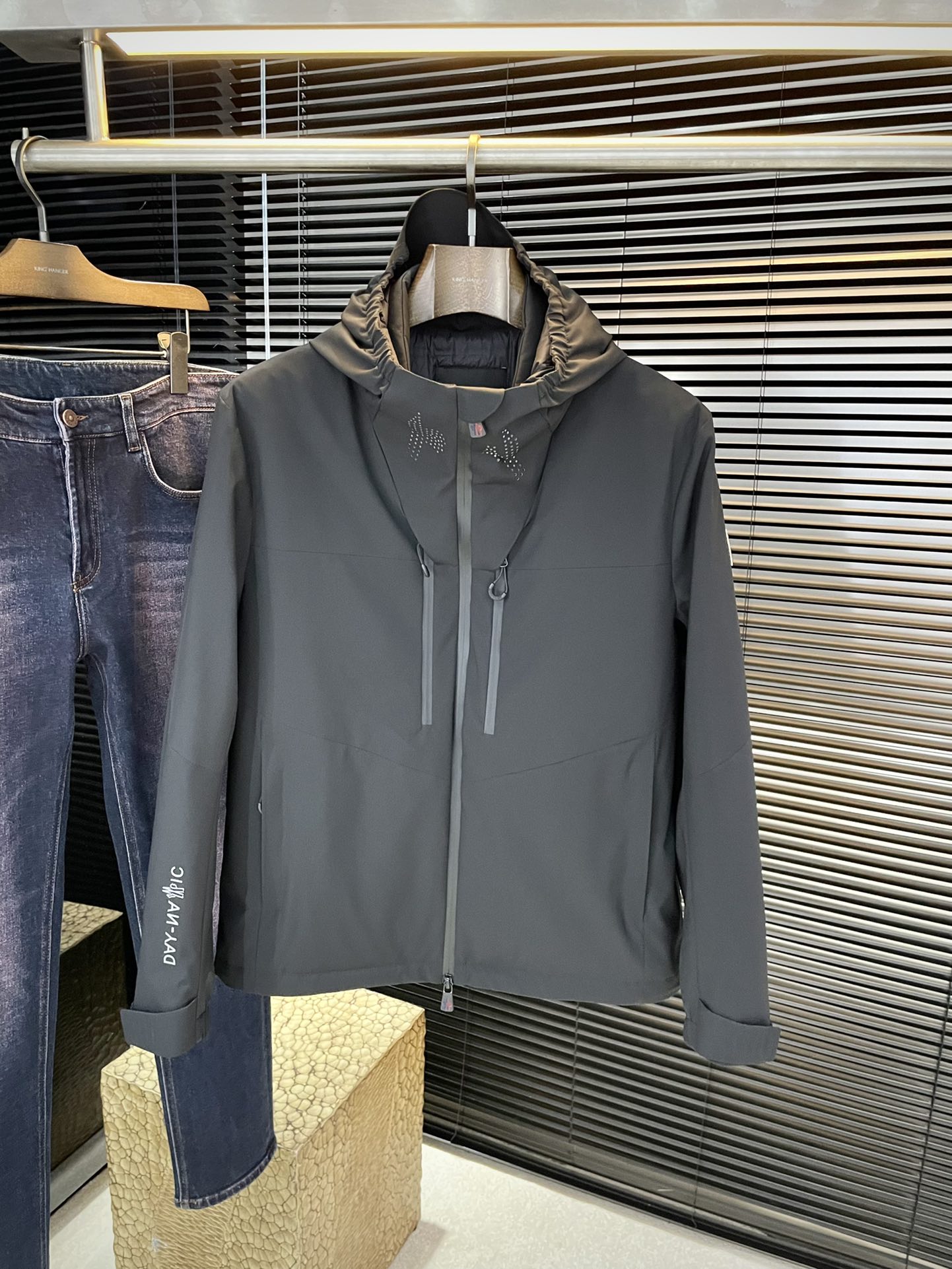 NO:597505,P LOUIS VU (Louis) 2025 foreign trade export order!  The latest down jacket is extremely cold-resistant. It is a simple and comfortable commuter down. It is customized with the highest quality 90 white goose down filled polyester fiber fabric. It has excellent fluffiness, full filling, is light and does not press the body. It is fashionable and simple. It is very suitable for sweaters and sweaters. It is original fabric, warm and stylish. It is recommended to keep it for yourself!  Size 48-56,,louis vuitton,louis vuitton,hoodie,sweatshirts,jackets & coats,sweaters,down jacket,alexander wang19860909P  LOUIS VU（路易）2025外贸出口订单！最新羽绒外套 极度防寒 简洁舒适的通勤羽绒,定制最高等90白鹅绒填冲聚脂纤维面料、蓬松度极好,填充物饱满,轻便不压身,时尚简约,内搭卫衣、毛衣都非常合适,原版面料,保暖有型代购级别-推荐自留款！尺码 48-56,,louis vuitton,louis vuitton,hoodie,sweatshirts,jackets & coats,sweaters,down jacket,alexander wang,Men's clothing