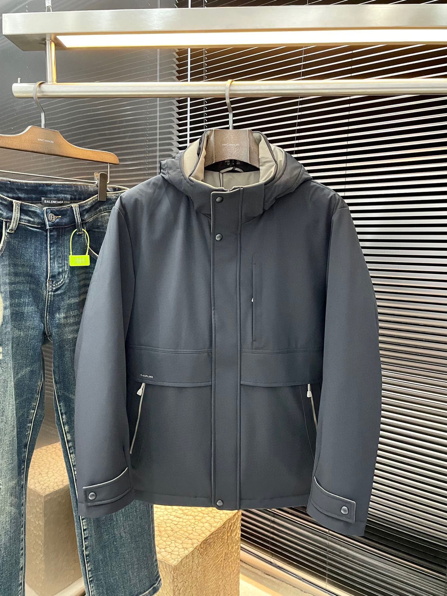 NO:597488,P Z Zegn (Emenia Ermenegildo Zegna) 2025 winter clothing series creates a handsome man and highlights his masculine temperament. Simple and fashionable commuter down jacket. Top-grade imported nylon fabric. The texture is very soft and comfortable against the skin. It has a delicate and smooth texture. Super good fit. The upper body is super stylish and handsome. The down jacket feels like it is wrapped in a top-notch down quilt. It is warm and comfortable. The version is a simple design with three-dimensional cutting. It simply adds points to the whole piece of clothing. The whole piece is warm and fluffy.  National standard 85 white duck down filling has good resilience and can rebound immediately after compression. It is very light, delicate and soft. The better the down, the lighter it is, but the fluffy and fluffy ones are fluffy and light. The upper body is warm and stylish without feeling heavy. It is very wearable and does not look bloated. It can well prevent cold wind invasion!  The first choice for high quality. Compare the details and fabrics. You will know what grade of goods we sell!  Size 48-56,,zegna,down jacket,alexander wang19860909P  Z Zegn（杰尼亚）2025冬装系列 打造帅气型男 彰显男士气质 简约时尚通勤羽绒服 顶级进口锦纶面料 质感很轻柔 贴肤都舒适 细腻顺滑质感 超级好版型 上身超级有型的帅气 羽绒服就感觉包裹了一层顶级的羽绒被 温暖而舒适 版型是立体裁剪的设计简约款 简直给整件衣服加分,整件保暖蓬松度高 国标85白鸭绒填充 回弹力好 压缩后能马上立马回弹起来 非常轻盈 细腻柔软 越好的绒是越轻 但是体积蓬松越大的 蓬松轻盈 上身保暖有型 又不会有负重感 实穿性非常强 不显臃肿 可以很好的防止寒风侵袭！高品质首选 大家到时比一比细节 面料 做你就知道我们卖的是什么级别的货色了！尺码 48-56,,zegna,down jacket,alexander wang,Men's clothing