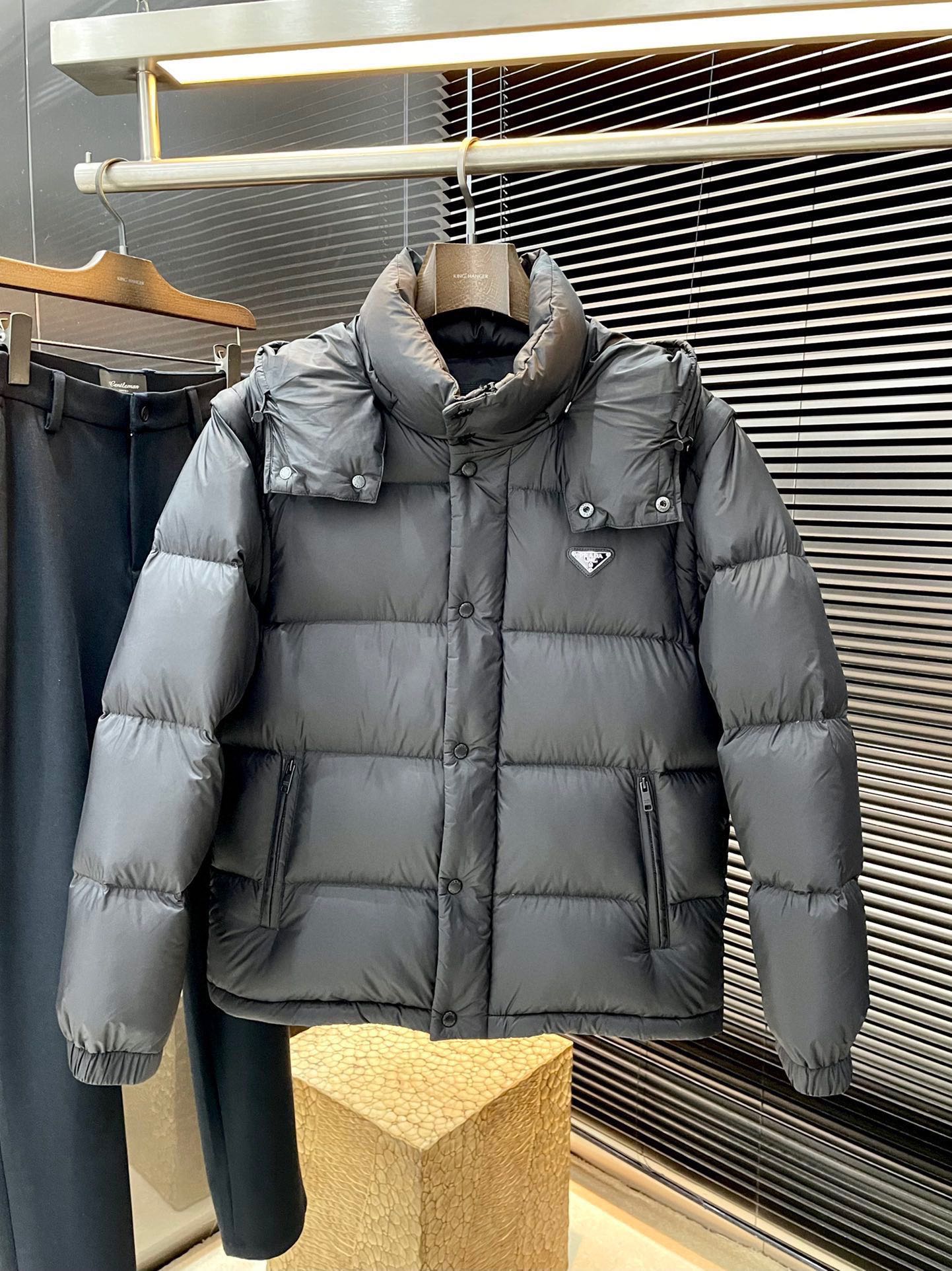 NO:597490,P PRAD (Pula) 2025 winter clothing series creates a handsome man and highlights his masculine temperament. Simple and fashionable commuting detachable down jacket. Top imported waterproof material fabric. The texture is very soft and comfortable against the skin. Delicate and smooth texture. Super good fit. The upper body is super stylish and handsome. The down jacket feels like it is wrapped with a top-notch down quilt. It is warm and comfortable. The version is a simple design with three-dimensional cutting. It simply adds points to the whole piece of clothing. The whole piece is warm and fluffy.  National standard 90 white duck down filling has good resilience and can rebound immediately after compression. It is very light, delicate and soft. The better the down, the lighter it is, but the fluffy and fluffy ones are fluffy and light. The upper body is warm and stylish without feeling heavy. It is very wearable and does not look bloated. It can well prevent cold wind invasion!  The first choice for high quality. Compare the details and fabrics. You will know what grade of goods we sell!  Size 48-56,,prada,prada,down jacket,alexander wang19860909P  PRAD（普拉）2025冬装系列 打造帅气型男 彰显男士气质 简约时尚通勤可拆羽绒服 顶级进口防水材料面料 质感很轻柔 贴肤都舒适 细腻顺滑质感 超级好版型 上身超级有型的帅气 羽绒服就感觉包裹了一层顶级的羽绒被 温暖而舒适 版型是立体裁剪的设计简约款 简直给整件衣服加分,整件保暖蓬松度高 国标90白鸭绒填充 回弹力好 压缩后能马上立马回弹起来 非常轻盈 细腻柔软 越好的绒是越轻 但是体积蓬松越大的 蓬松轻盈 上身保暖有型 又不会有负重感 实穿性非常强 不显臃肿 可以很好的防止寒风侵袭！高品质首选 大家到时比一比细节 面料 做你就知道我们卖的是什么级别的货色了！尺码 48-56,,prada,prada,down jacket,alexander wang,Men's clothing