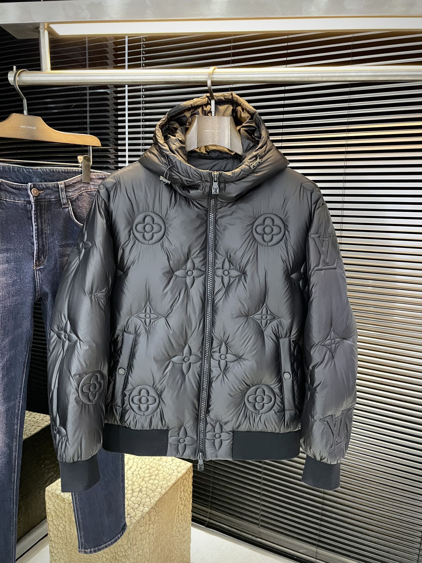 NO:597492,P LOUIS VU (Louis) 2025 winter clothing series creates a handsome man and highlights his masculine temperament. Simple and fashionable commuter down jacket. Top-grade imported polyester fiber fabric. The texture is very soft and comfortable against the skin. Delicate and smooth texture. Super good fit. The upper body is super stylish and handsome. The down jacket feels like it is wrapped in a top-notch duvet. It is warm and comfortable. The version is a simple style with three-dimensional cutting.  It just adds extra points to the whole piece of clothing. The whole piece is warm and has high fluffiness. It is filled with national standard 90 white duck down and has good resilience. It can rebound immediately after compression. It is very light and delicate and soft. The better the down is, the lighter it is. But the fluffy and bulky ones are fluffy and light. The upper body is warm and stylish without feeling heavy. It is very practical and does not look bloated. It can prevent the cold wind very well!  The first choice for high quality. Compare the details and fabrics. You will know what grade of goods we sell!  Size 48-56,,louis vuitton,louis vuitton,down jacket,alexander wang19860909P  LOUIS VU（路易）2025冬装系列 打造帅气型男 彰显男士气质 简约时尚通勤羽绒服 顶级进口聚脂纤维面料 质感很轻柔 贴肤都舒适 细腻顺滑质感 超级好版型 上身超级有型的帅气 羽绒服就感觉包裹了一层顶级的羽绒被 温暖而舒适 版型是立体裁剪的设计简约款 简直给整件衣服加分,整件保暖蓬松度高 国标90白鸭绒填充 回弹力好 压缩后能马上立马回弹起来 非常轻盈 细腻柔软 越好的绒是越轻 但是体积蓬松越大的 蓬松轻盈 上身保暖有型 又不会有负重感 实穿性非常强 不显臃肿 可以很好的防止寒风侵袭！高品质首选 大家到时比一比细节 面料 做你就知道我们卖的是什么级别的货色了！尺码 48-56,,louis vuitton,louis vuitton,down jacket,alexander wang,Men's clothing