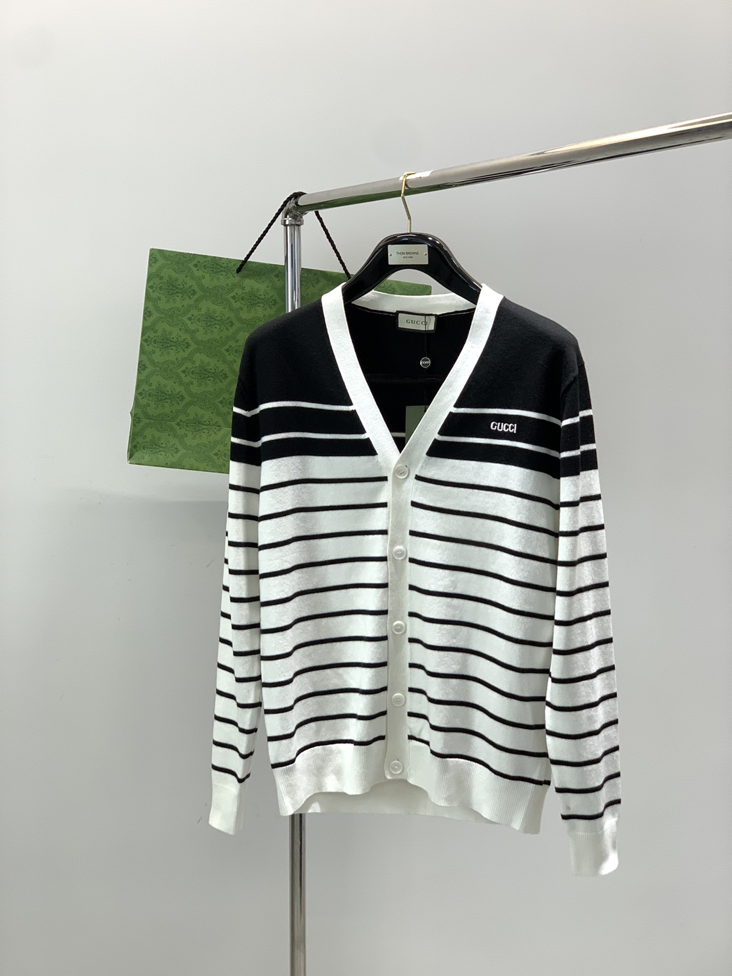 NO:597573,, Gucci Gucci, the latest model for autumn 2025, available at counters at the same time, original order, fashionable and casual knitted cardigan sweater, the upper body is very unique!  Eye-catching and bright, imported original fabrics, top embroidery craftsmanship letter pattern decoration Logo, simple yet fashionable, classic atmosphere, comfortable and breathable, handsome and stylish upper body, size M-3XL,, gucci, gucci, sweaters, alexander wang19860909,Gucci 古驰,2025秋季最新款,专柜同步有售,原单狠货,时尚休闲针织开衫毛衣,上身很有特点！吸睛而有亮点,进口原版面料,顶级刺绣工艺字母图案装饰Logo,简单而不失时尚,经典大气,舒适透气,上身帅气有型,码数M-3XL,,gucci,gucci,sweaters,alexander wang,Men's clothing