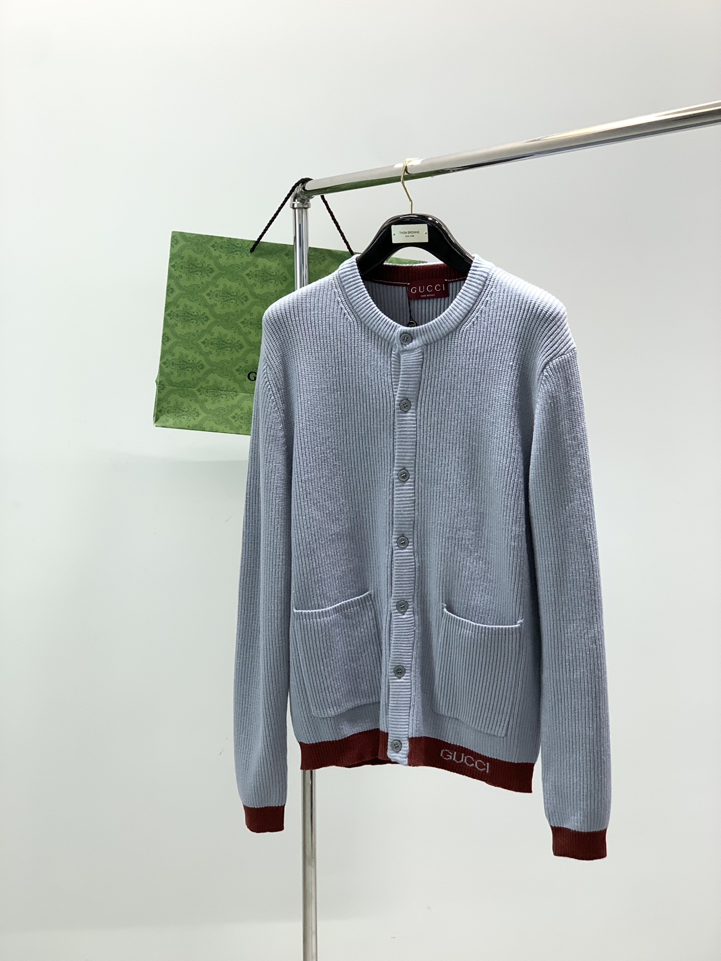 NO:597578,, Gucci Gucci, the latest model for autumn and winter 2025, available at counters at the same time, original order, fashionable and casual knitted cardigan sweater, the upper body is very unique!  Eye-catching and bright, imported original fabrics, top knitting technology letter pattern decoration Logo, simple yet fashionable, classic atmosphere, comfortable and breathable, handsome and stylish upper body, size M-3XL,, gucci, gucci, sweaters, alexander wang19860909,Gucci 古驰,2025秋冬最新款,专柜同步有售,原单狠货,时尚休闲针织开衫毛衣,上身很有特点！吸睛而有亮点,进口原版面料,顶级针织工艺字母图案装饰Logo,简单而不失时尚,经典大气,舒适透气,上身帅气有型,码数M-3XL,,gucci,gucci,sweaters,alexander wang,Men's clothing