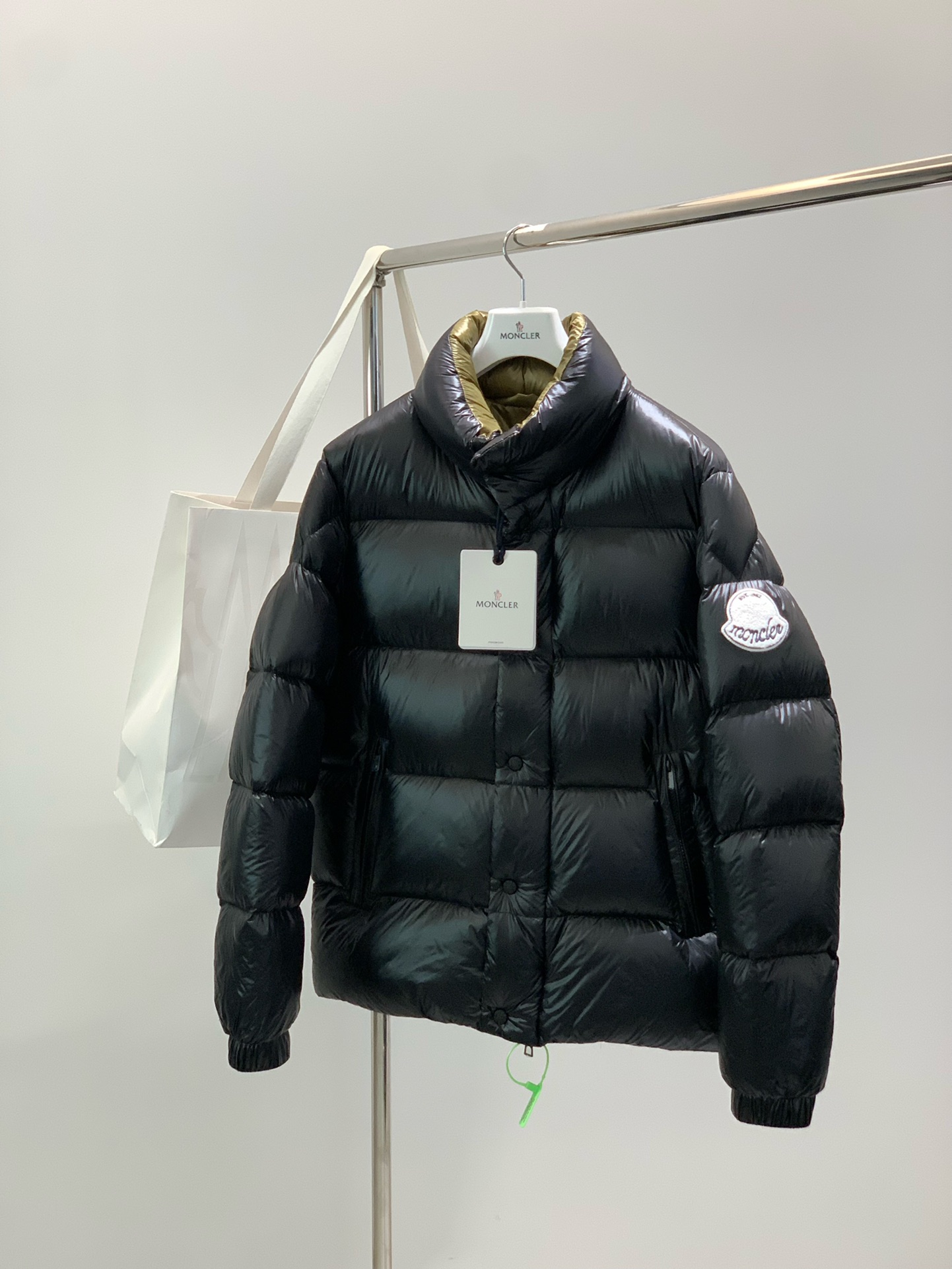 NO:597590,, Moncler, the latest winter 2025 product, available at counters simultaneously, original order, fashionable and casual down jacket, comfortable for the upper body!  Eye-catching and bright, it uses imported original fabrics, top-notch embroidered letter pattern logo, and original hardware accessories. It is simple yet fashionable. The upper body is fashionable and handsome. Size M-3XL, Moncler, down jacket, alexander wang19860909,Moncler 蒙口,2025冬季最新品,专柜同步有售,原单狠货,时尚休闲羽绒服,上身舒适！吸睛而有亮点,采用进口原版面料,顶级刺绣工艺字母图案logo,原版五金辅料装饰,简单而不失时尚,上身时尚帅气,码数M-3XL,,Moncler,down jacket,alexander wang,Men's clothing