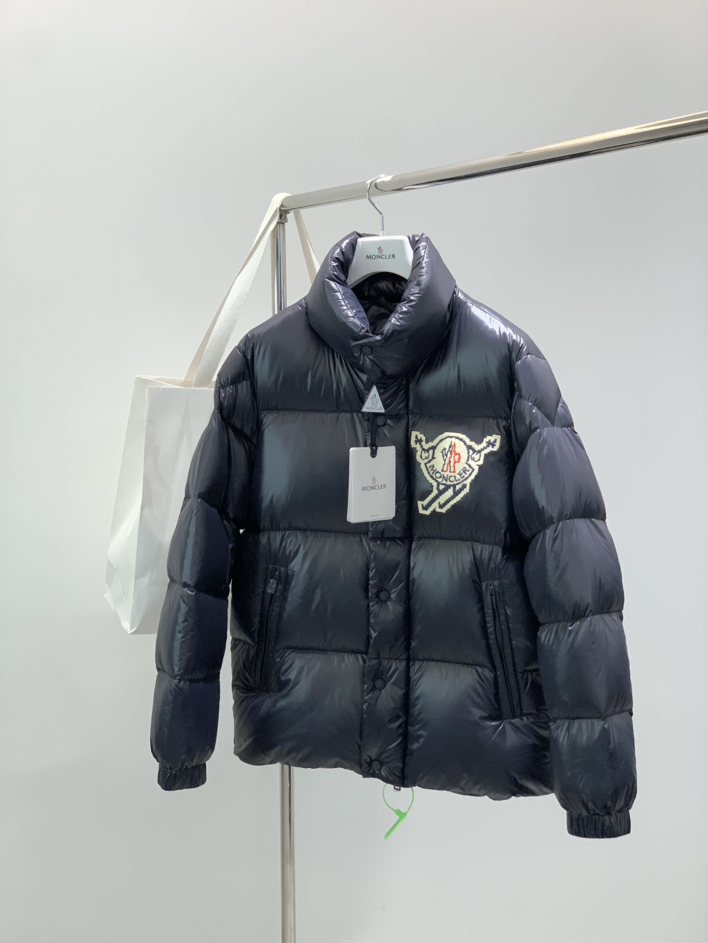 NO:597584,, Moncler, the latest winter 2025 product, available at counters simultaneously, original order, fashionable and casual down jacket, comfortable for the upper body!  Eye-catching and bright, it uses imported original fabrics, top-notch embroidered letter pattern logo, and original hardware accessories. It is simple yet fashionable. The upper body is fashionable and handsome. Size M-3XL, Moncler, down jacket, alexander wang19860909,Moncler 蒙口,2025冬季最新品,专柜同步有售,原单狠货,时尚休闲羽绒服,上身舒适！吸睛而有亮点,采用进口原版面料,顶级刺绣工艺字母图案logo,原版五金辅料装饰,简单而不失时尚,上身时尚帅气,码数M-3XL,,Moncler,down jacket,alexander wang,Men's clothing