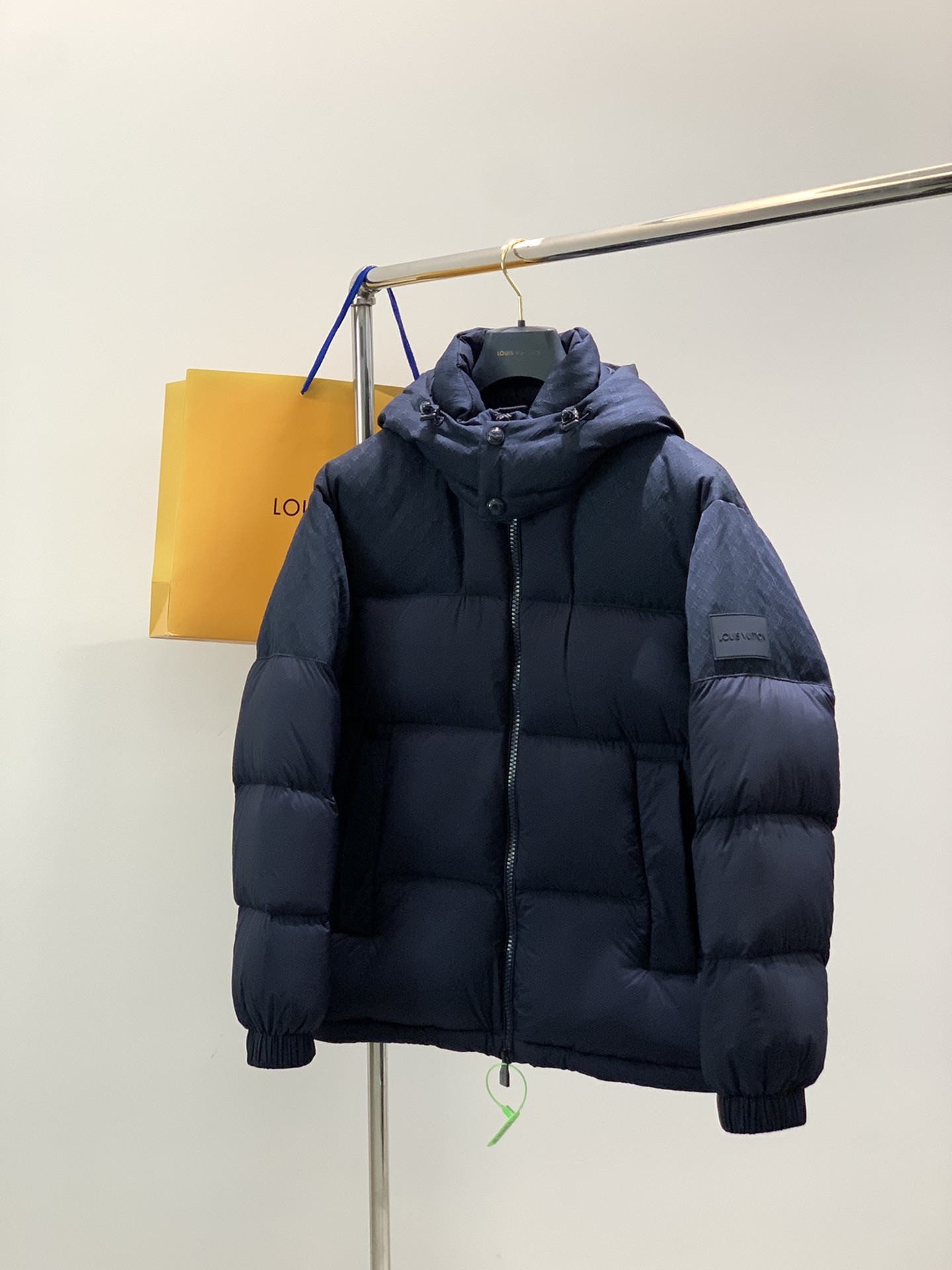 NO:597576,, LouisVuitton Louis Vuitton, the latest 2025 winter model, available at counters at the same time, original order, stylish and casual hooded down jacket, the upper body is very unique!  Eye-catching and bright, imported original fabrics, top-grade rubber printing process letter pattern decoration Logo, original hardware accessories decoration, simple yet fashionable, classic atmosphere, comfortable and breathable, handsome and stylish upper body, 2 colors recommended, size M-3Xl,, louis vuitton, louis vuitton, down jacket, hats, alexander wang19860909,LouisVuitton 路易威登,2025冬季最新款,专柜同步有售,原单狠货,时尚休闲连帽羽绒服,上身很有特点！吸睛而有亮点,进口原版面料,顶级印胶工艺字母图案装饰Logo,原版五金辅料装饰,简单而不失时尚,经典大气,舒适透气,上身帅气有型,2色推荐,码数M-3Xl,,louis vuitton,louis vuitton,down jacket,hats,alexander wang,Men's clothing