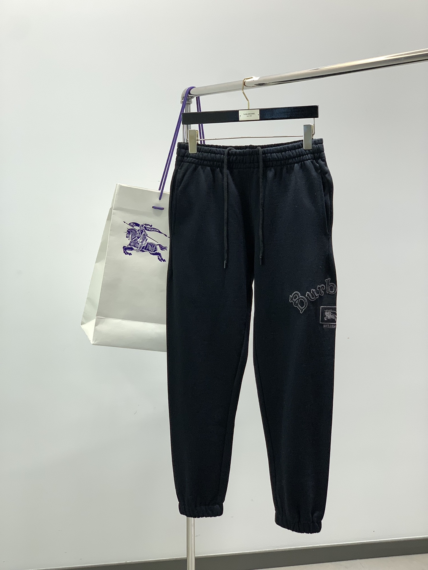 NO:597565,, Burberry, 2025 autumn latest products, available at counters simultaneously, original goods, fashionable casual pants, imported original fabrics, comfortable and breathable upper body, top embroidery crafts letter pattern logo, original hardware accessories decoration, extremely high grade, comfortable and versatile, handsome upper body, 2 colors recommended, size S-XXL,, burberry, burberry, alexander wang19860909,Burberry 巴宝莉,2025秋季最新品,专柜同步有售,原单狠货,时尚休闲裤,进口原版面料,上身舒适透气,顶级刺绣工艺字母图案logo,原版五金辅料装饰,档次极高,舒适百搭,上身帅气十足,2色推荐,码数S-XXL,,burberry,burberry,alexander wang,Men's clothing