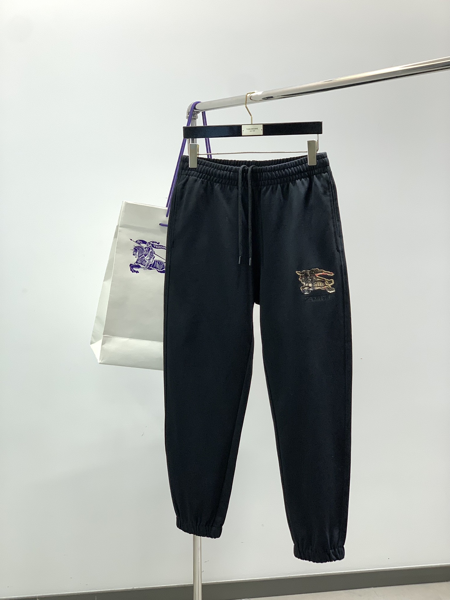 NO:597574,, Burberry, 2025 autumn latest products, available at counters simultaneously, original goods, fashionable casual pants, imported original fabrics, comfortable and breathable upper body, top embroidery crafts letter pattern logo, original hardware accessories decoration, extremely high grade, comfortable and versatile, handsome upper body, 2 colors recommended, size M-3XL,, burberry, burberry, alexander wang19860909,Burberry 巴宝莉,2025秋季最新品,专柜同步有售,原单狠货,时尚休闲裤,进口原版面料,上身舒适透气,顶级刺绣工艺字母图案logo,原版五金辅料装饰,档次极高,舒适百搭,上身帅气十足,2色推荐,码数M-3XL,,burberry,burberry,alexander wang,Men's clothing