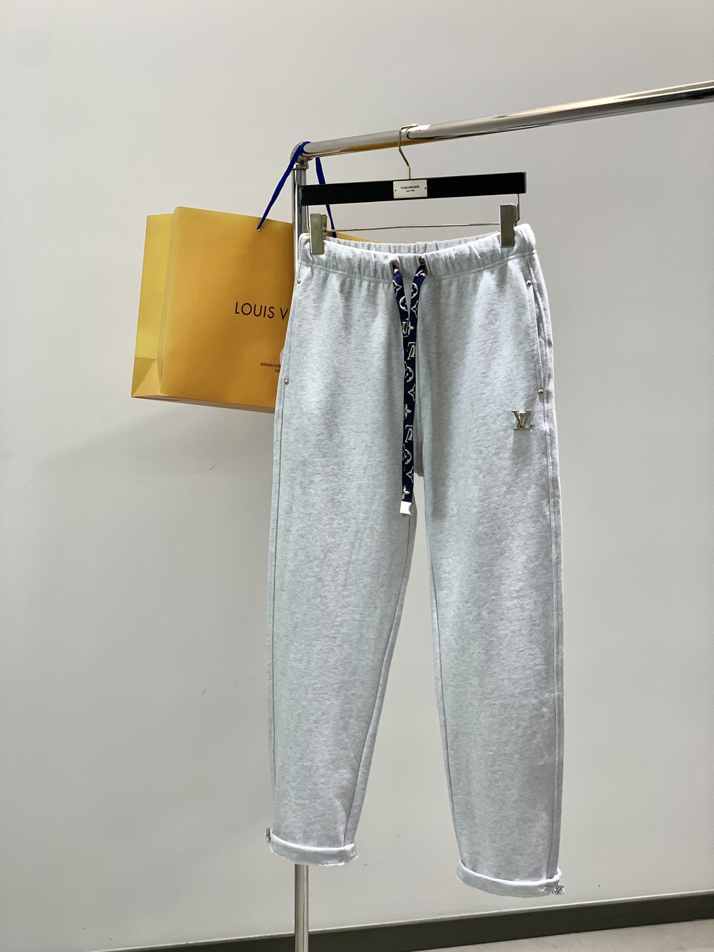 NO:597582,, Louis Vuitton, the latest model for autumn 2025, available at counters at the same time, original order, fashionable casual pants, the upper body is very unique!  Eye-catching and bright, imported original fabrics, top-grade rubber printing process letter pattern decoration Logo, original hardware accessories decoration, simple yet fashionable, classic atmosphere, comfortable and breathable, handsome and stylish upper body, 4 colors recommended, size S-XXL,, louis vuitton, louis vuitton, alexander wang19860909,LouisVuitton 路易威登,2025秋季最新款,专柜同步有售,原单狠货,时尚休闲裤,上身很有特点！吸睛而有亮点,进口原版面料,顶级印胶工艺字母图案装饰Logo,原版五金辅料装饰,简单而不失时尚,经典大气,舒适透气,上身帅气有型,4色推荐,码数S-XXL,,louis vuitton,louis vuitton,alexander wang,Men's clothing