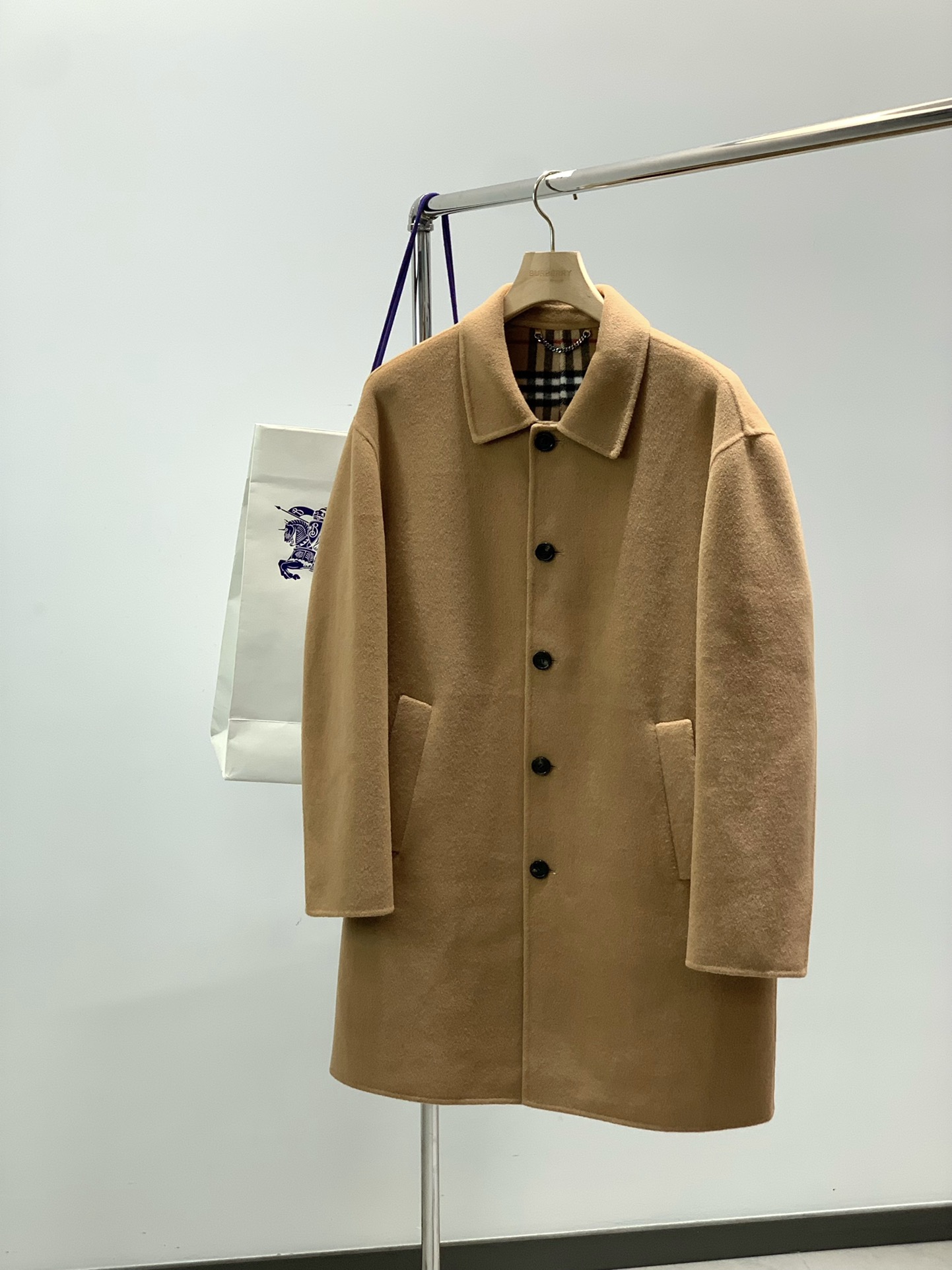 NO:643891,, Burberry, the latest winter products, available at counters simultaneously, original goods, fashionable and casual mid-length cashmere coat, imported original fabrics, upper body comfortable and breathable, top jacquard crafts letter pattern logo, original hardware accessories decoration, extremely high grade, comfortable and versatile, handsome upper body, 2 colors recommended, size S-XXl,, burberry, burberry, alexander wang19860909,Burberry 巴宝莉,冬季最新品,专柜同步有售,原单狠货,时尚休闲中长款羊绒大衣,进口原版面料,上身舒适透气,顶级提花工艺字母图案logo,原版五金辅料装饰,档次极高,舒适百搭,上身帅气十足,2色推荐,码数S-XXl,,burberry,burberry,alexander wang,Men's clothing