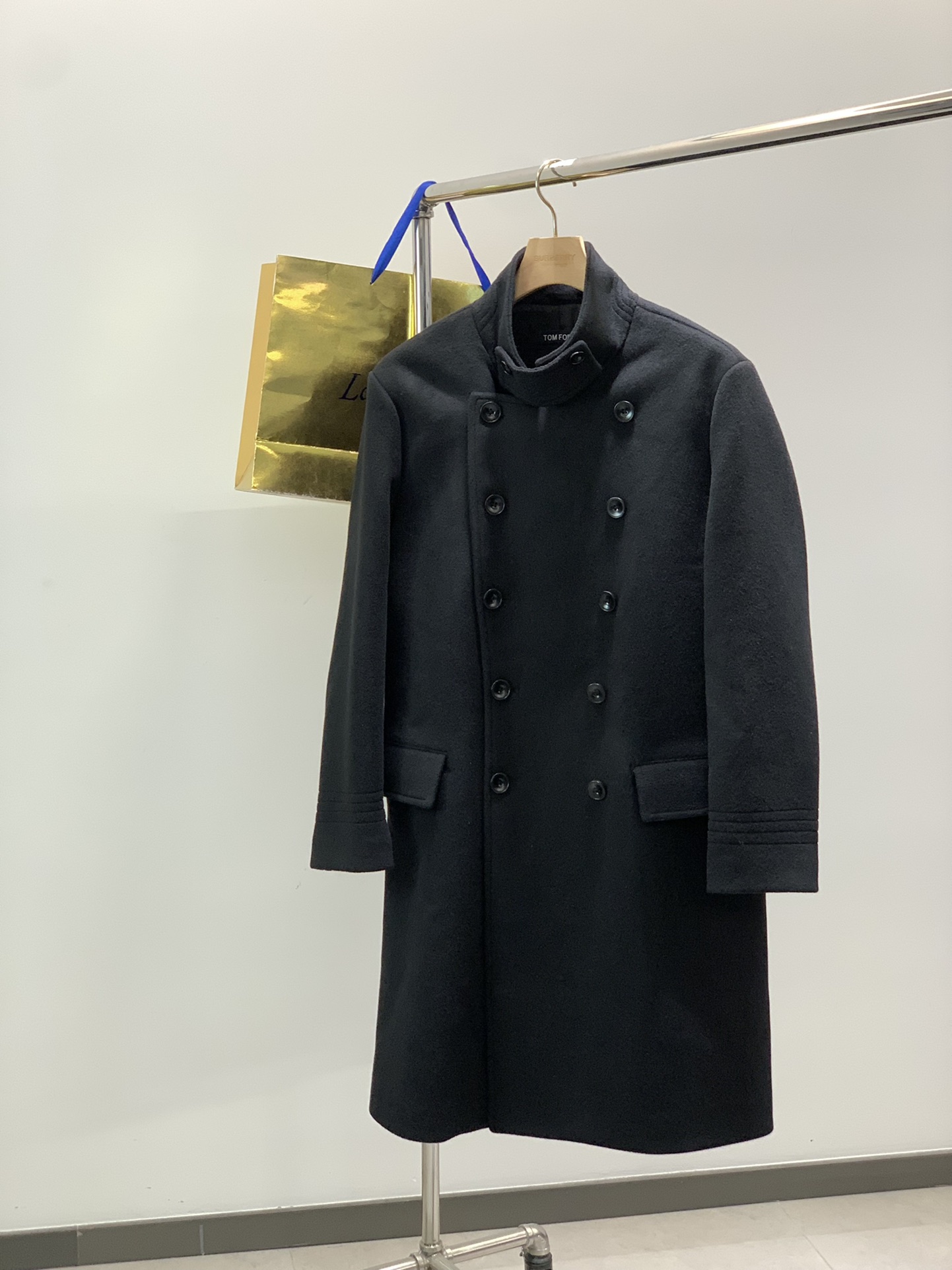 NO:656414,, Tom Ford Tom. Ford, 2025 winter latest product, available at counters simultaneously, original order, fashionable and casual long cashmere coat, the upper body is very unique!  Eye-catching and bright, imported original fabrics, original hardware decoration, the surface has a warm luster, skin-friendly and breathable, simple yet fashionable, extremely high-grade, the upper body is extremely handsome, size M-3XL,, Tom Ford, Alexander Wang19860909,Tom Ford 汤姆.福特,2025冬季最新品,专柜同步有售,原单狠货,时尚休闲长款羊绒大衣,上身很有特点！吸睛而有亮点,进口原版面料,原版五金辅料装饰,表面有着温润的光泽,亲肤透气,简单而不失时尚,档次极高,上身帅到爆,码数M-3XL,,tom ford,alexander wang,Men's clothing