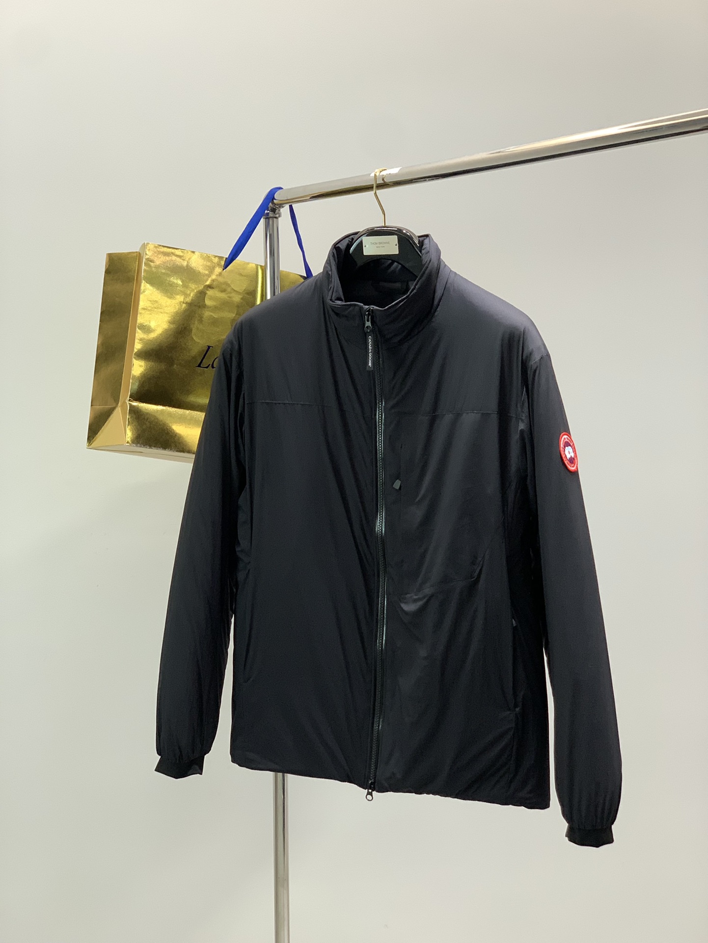 NO:597580,, Canada Pure foreign trade orders, top quality cotton clothes...Japanese Toray Toray nylon full nylon fabric, currently ceiling. Customized with small plaid. Big Goose European version 25 styles heavy binding. The upper body is very comfortable to wear, I feel better than the European orders of the ancestor series, unstandardized outdoor. Zhejiang first-line factory, Japanese outdoor structural fabrics, fully embedded workmanship quality is absolutely first-class... Size M-3XL Size: ML XL XXL.XXXL  Length: 7173 75 77 81 Shoulder width: 5051 52 53 54 Bust: 112 116 120. 124 128,,alexander wang19860909,加拿大 纯外贸订单,顶配棉服….日本Toray东丽尼龙全锦纶面料,目前天花板.定制带小格纹.大鹅欧洲版25款重绑.上身穿着非常非常舒服,我感觉胜过始祖系列的欧洲订单,无标户外.浙江一线工厂,日本户外结构面料,全副内嵌工艺品质绝对一流…. 尺码M-3XL 尺码:ML XL XXL.XXXL 衣长:7173 75 77 81 肩宽:5051 52 53 54 胸围:112 116 120. 124 128,,alexander wang,Men's clothing