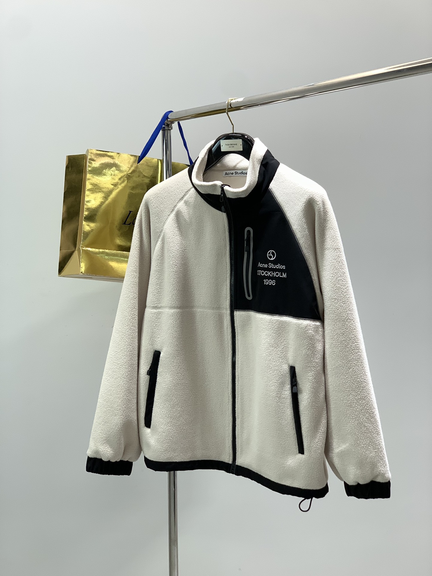 NO:597586,, ACEN 2025 Autumn and Winter Stand Collar Fashion Zipper Fleece Casual Jacket Imported fiber cotton fabric creates a new fleece texture, the overall softness and delicateness, and the texture of the fabric is also very strong. The inner fiber silk paving creates good breathability and heat dissipation and has a certain drape texture. The stand collar zipper placket design is one of the essential elements of the casual system, and the loose tailoring shape caters to modern trends and brings new accomplishments to the matching of handsome men and beautiful women.  The drawstring design on the cuffs and hem can create a fashionable effect that keeps pace with the times. Same style for men and women. Color: black Size: 48/50/52/54/56 Size: 48 5052 5456 Bust: 120 124 126130 124 Sleeve length: 747576 77 78 Clothing length: 68 70 72  7375,,jackets & coats,jackets & coats,alexander wang19860909,ACEN 2025秋冬 立领 时尚拉链抓绒休闲夹克外套 进口纤维棉质面料打造全新抓绒质感,整体柔软细腻,面料的肌理性也非常强大. 内里纤维丝质铺衬营造良好的透气散热效果也具备了一定的垂坠质感. 立领拉链开襟设计都是休闲体系必备的元素之一,宽松裁剪造型迎合现代潮流为型男靓女搭配带来新造诣. 袖口及下摆抽绳设计可随意营造与时俱进的时尚效果. 男女同款 颜色:黑色 尺码:48/50/52/54/56 尺码: 48 5052 5456 胸围: 120 124 126130 124 袖长: 747576 77 78 衣长: 68 70 72 7375,,jackets & coats,jackets & coats,alexander wang,Men's clothing