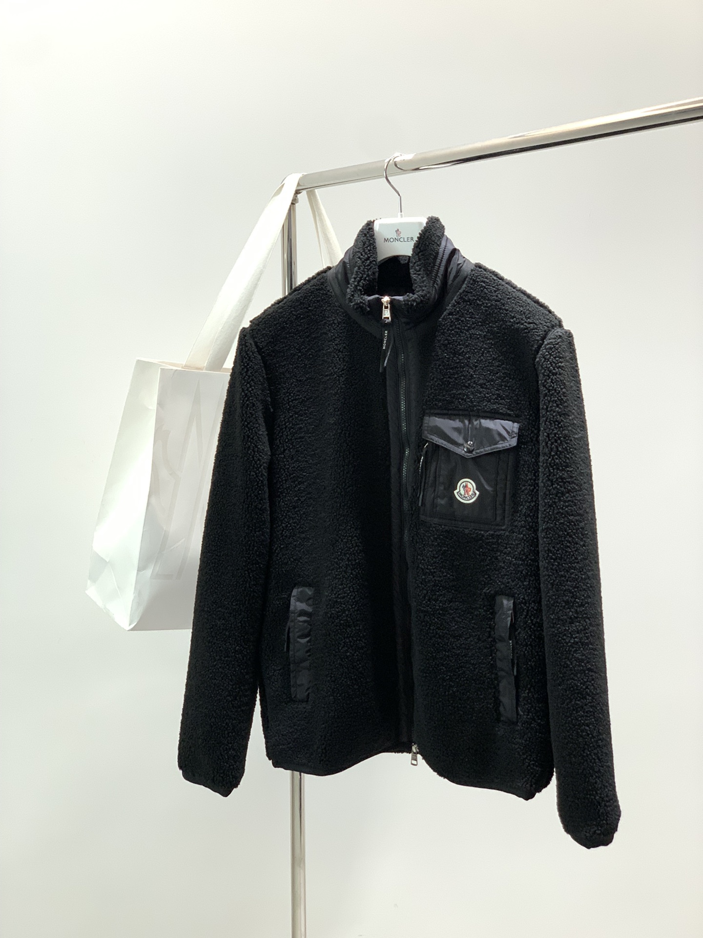 NO:597588,,Moncler 2025 autumn and winter new teddy velvet zipper stand collar zipper jacket, material: lamb wool, same style for men and women, black and white, two colors, size M-2Xl, size chart: M L  PS: It is recommended to dry clean, avoid heavy rubbing, long-term soaking, Moncler, jackets & coats, alexander wang19860909,Moncler 蒙口 2025秋冬新款泰迪绒拉链立领拉链外套, 材质 羊羔毛材质 男女同款, 黑 米白 两色 码数M-2Xl 尺码表: M L XL2XL 胸 围:118122 126 130 肩宽: 4648 50 52 衣长: 69 71 7375 PS:建议干洗,忌重度揉搓,长时间浸泡,,Moncler,jackets & coats,alexander wang,Men's clothing