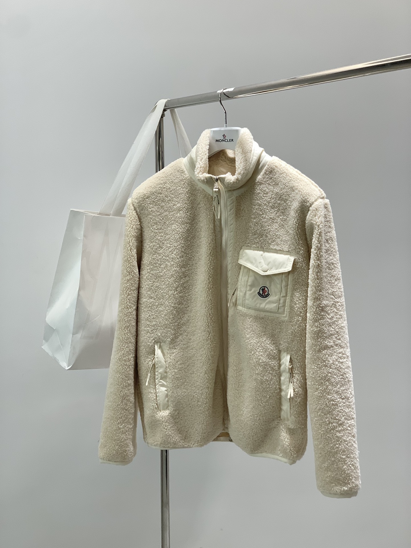 NO:643927,,Moncler new autumn and winter teddy velvet zipper stand collar zipper jacket, material: lamb wool, same style for men and women, black, beige and white, two colors, size M-2Xl, size chart: M L  PS: It is recommended to dry clean, avoid heavy rubbing, long-term soaking, Moncler, jackets & coats, alexander wang19860909,Moncler 蒙口 秋冬新款泰迪绒拉链立领拉链外套, 材质 羊羔毛材质 男女同款, 黑 米白 两色 码数M-2Xl 尺码表: M L XL2XL 胸 围:118122 126 130 肩宽: 4648 50 52 衣长: 69 71 7375 PS:建议干洗,忌重度揉搓,长时间浸泡,,Moncler,jackets & coats,alexander wang,Men's clothing