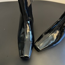 Hidem*极简优雅风方头短靴 采用方头+中跟的组合,鞋头是利落的小方型,鞋跟是矮粗的“小方跟”,既修饰腿型又保证走路稳 Hidem*极简优雅风方头短靴 采用方头+中跟的组合,鞋头是利落的小方型,鞋跟是矮粗的“小方跟”,既修饰腿型又保证走路稳