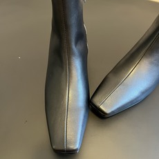 Hidem*极简优雅风方头短靴 采用方头+中跟的组合,鞋头是利落的小方型,鞋跟是矮粗的“小方跟”,既修饰腿型又保证走路稳 Hidem*极简优雅风方头短靴 采用方头+中跟的组合,鞋头是利落的小方型,鞋跟是矮粗的“小方跟”,既修饰腿型又保证走路稳