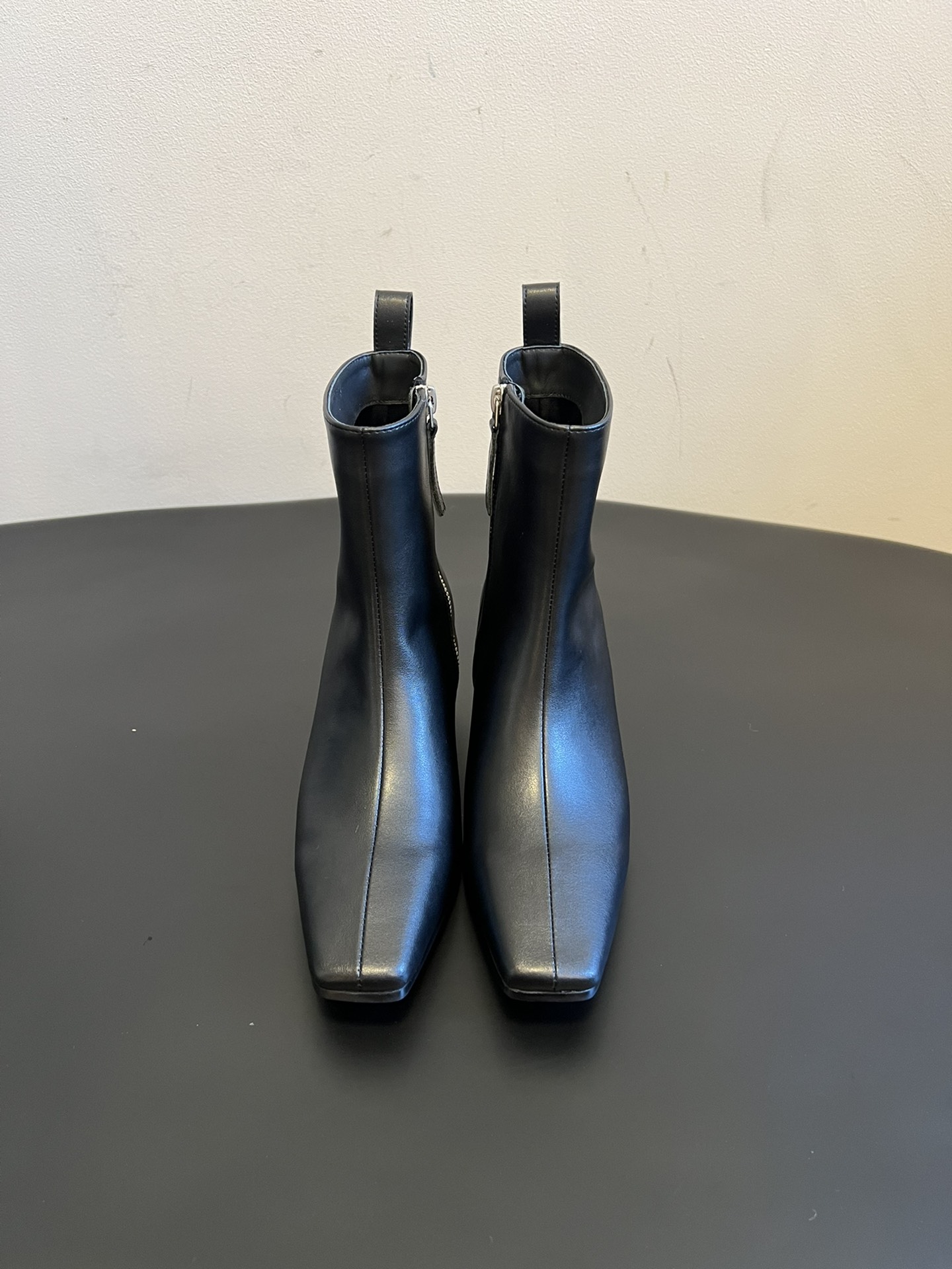 NO:926720,Hidem* Minimalist Elegant Style Square Toe Short Boots adopt a square toe + mid-heel combination. The toe is a neat small square shape, and the heel is a short and thick 'small square heel', which not only modifies the leg shape but also ensures a stable walk. It is a very popular 'intellectual style' shoe style in recent years. The boot shaft is a narrow boot type that fits the leg, with an invisible zipper on the side + a small pull loop at the boot opening. It is easy to put on and take off while maintaining an overall minimalist feel. There are no unnecessary decorations, and it relies on lines and material texture to stand out.  Suitable for various scenes such as commuting, leisure, and casual style, the matte leather/suede is more low-key and intellectual, and the patent leather model is more eye-catching and refined. It is a versatile short boot that is 'a basic model with a hidden secret'. Material: cowhide/cow suede, lining cowhide, rubber outsole, increased by 3.5cm, size 35-41 (40 size customization is not returnable), boots, boots, cowhide, chamois leather19860909Hidem*极简优雅风方头短靴 采用方头+中跟的组合,鞋头是利落的小方型,鞋跟是矮粗的“小方跟”,既修饰腿型又保证走路稳,是近年很火的“知识分子风”鞋型.靴筒是贴腿的窄靴型,搭配侧边隐形拉链+靴口小提环,穿脱方便又保持整体极简感,没有多余装饰,靠线条和材质质感出彩. 适配通勤、休闲、轻熟风等多种场景,哑光皮/麂皮更低调知性,漆皮款更亮眼精致,属于“基础款里藏小心机”的百搭短靴. 材质牛皮/牛反绒 内里牛皮 大底橡胶大底 增高3.5cm size35-41码（40码定制不退换）,靴子,boots,cowhide,chamois leather,Women's Shoes