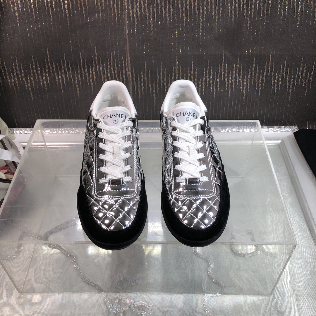 NO:612453,The top version of CHANE＊25 latest moral training shoes, small silver tennis shoes. The original purchase is developed and made. The perfect shoe shape is eye-catching. The sense of high-end is overwhelming. The flat design is extremely comfortable. Daily matching. A must-have artifact for looking cool on the street. Fabric: Original customized butter leather/cow leather/sheepskin. Foot pads/soft sheepskin lining. Original outsole. Bottom thickness 2cm.  Size: 35-39 [40.41 fixed], casual shoes/sports shoes, chanel, sneakers, sheepskin19860909出顶级版本 CHANE＊25最新款德训鞋,网球小银鞋 原版购入开发做货 完美鞋型令人眼前一亮 高级感扑面而来 平底设计 异常舒适 日常搭配 出街扮酷必备神器 面料:原版定制牛油皮/牛猄/羊皮 垫脚/内里软羊皮 鞋底原版大底 底厚2cm Size:35-39〔40.41定〕,休闲鞋/运动鞋,chanel,sneakers,sheepskin,Women's Shoes