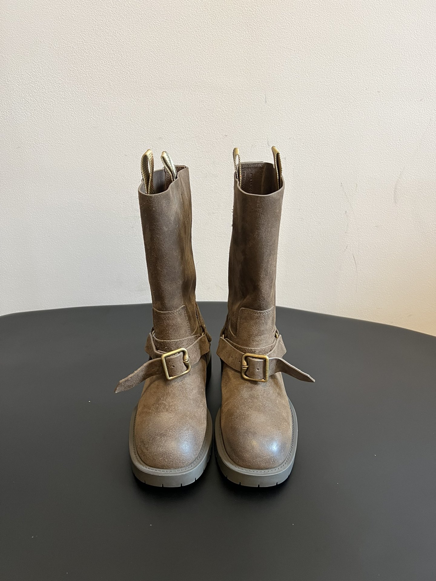NO:593390,Burberr*25ss retro thick-soled British-style knight boots mid-calf boots are made of calfskin/nubuck leather and are made in Italian workshops. The leather is delicate and has a high-end feel. BURBERRY classic plaid shoe tabs are built into the boot opening, which is a highly recognizable element of the brand;  The side of the shoe is decorated with square stitching and is matched with a metal buckle strap. The buckle is engraved with the brand logo, echoing the equestrian inspiration. The mid-calf boot shape + slightly wider boot opening design is suitable for different leg types; the sole is made of thick rubber material, which is both height-increasing and non-slip and wear-resistant, taking into account both comfort and style. Material: cowhide, lining cowhide, outsole, rubber outsole, 3.5cm higher  Size 35/40 (40 is custom-made and cannot be returned or exchanged), boots, burberry, boots, cowhide19860909Burberr*25ss复古厚底英伦风骑士靴中筒靴 采用小牛皮/磨砂皮两种材质,意大利工坊制作,皮质细腻有高级感.靴口内置BURBERRY经典格纹提鞋袢,是品牌辨识度很高的元素； 鞋侧有方形缝线装饰,搭配金属扣环束带,扣环刻有品牌标识,呼应马术灵感.中筒靴型+略宽的靴口设计,适配不同腿型；鞋底是厚底橡胶材质,既增高又防滑耐磨,兼顾舒适与风格. 材质牛皮 内里牛皮 大底橡胶大底 增高3.5cm 码数35/40（40定做不退不换）,靴子,burberry,boots,cowhide,Women's Shoes