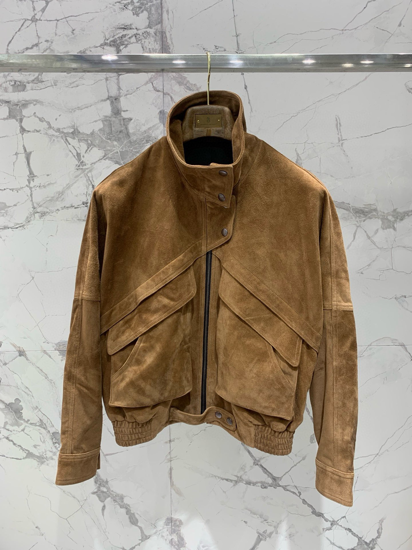NO:866471,* BC Vintage Maillard Faux Deer Leather Jacket BC has always been synonymous with high quality and elegance, and this jacket perfectly interprets the charm of the brand. The Maillard color tone is really stunning. The faux deer leather material feels super soft, has a delicate feel, and the texture is simply unmatched. Not only that, the warmth retention is also quite good, giving you enough warmth in cool weather. The material also has a unique natural texture, which adds a sense of simplicity and luxury to the jacket.  The retro design is full of details, and every cut and every stitch demonstrates BC's exquisite craftsmanship. The simple yet stylish version can well modify the body shape and make people look handsome and energetic. It can be easily worn with casual wear or formal wear, showing the charm of different styles. Size SML, women's wear, jackets & coats, jackets & coats,19860909* BC 复古美拉德仿鹿皮夹克外套 BC一直是高品质与优雅的代名词,这件夹克完美诠释了品牌的魅力.美拉德色调真的太绝啦 仿鹿皮材质摸起来超级柔软,手感细腻,质感简直无敌.不仅如此,保暖性也相当不错,在微凉的天气里给你足够的温暖.材质还带有一种独特的自然纹理,为夹克增添了一份质朴与高级感 复古的设计细节满满,每一处剪裁、每一个缝线都彰显着BC的精湛工艺.简约而不失格调的版型,能够很好地修饰身形,显得人帅气又精神 无论是搭配休闲装还是正装,都能轻松驾驭,展现出不同风格的魅力 码数SML,女装,jackets & coats,jackets & coats,,Women's clothing