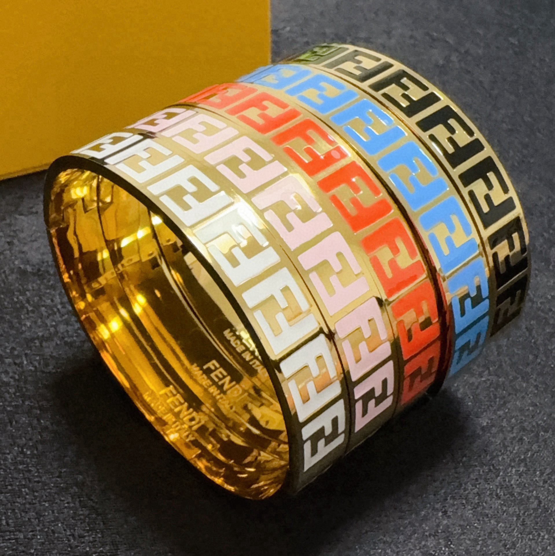 NO:588932,[Fendi] Fendi stainless steel colorful oil dripping bracelet, high-end customization, hot new style, gorgeous debut, it is rare to see such familiarity, the elegant bracelet and exquisite color matching are very suitable for daily matching, babies, this is definitely worth buying, jewelry boutique, fendi, fendi, bracelet19860909【 Fendi】芬迪精钢彩色滴油手镯 高端定制 爆款新款 华丽登场 ,很难见到如此熟悉 素雅的手镯精致的配色非常适合日常搭配,宝宝们,这个绝对值得入,饰品精品,fendi,fendi,bracelet,Jewelry