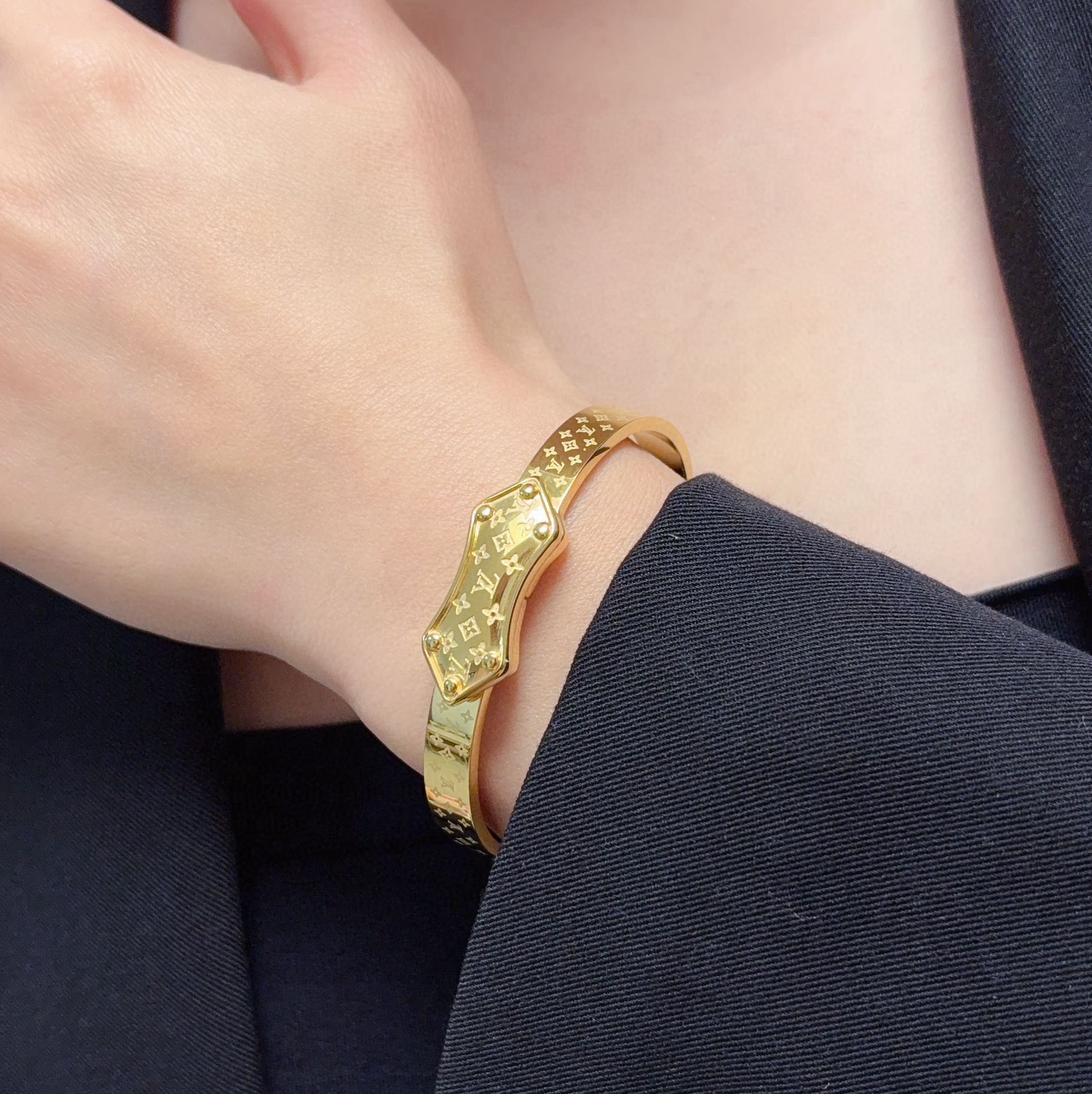 NO:588949,New product original item LV letter engraved shield belt buckle narrow version with logo bracelet Louis Vuitton Louis Vuitton counter consistent material hot model shipping unique design retro avant-garde. Bracelet 14K Seiko color-protected version has been loved by MM since its launch. Every color has its own unique brilliance!  The effect is very nice!  The tiniest one!  It is more durable than ordinary models and shows a fairer complexion, fine jewelry, louis vuitton, louis vuitton, louis vuitton, bracelet19860909新品 原单货 LV字母雕刻盾牌皮带扣窄版带logo手镯Louis Vuitton 路易威登 专柜一致材质 火爆款出货 设计独特 复古前卫.手镯14K精工保色版 从上市以来一直深受MM喜爱每一种颜色都有它独一无二的光彩！上手效果非常好看！最细小的一款！比普通款更耐看显肤色白皙,饰品精品,louis vuitton,louis vuitton,louis vuitton,bracelet,Jewelry