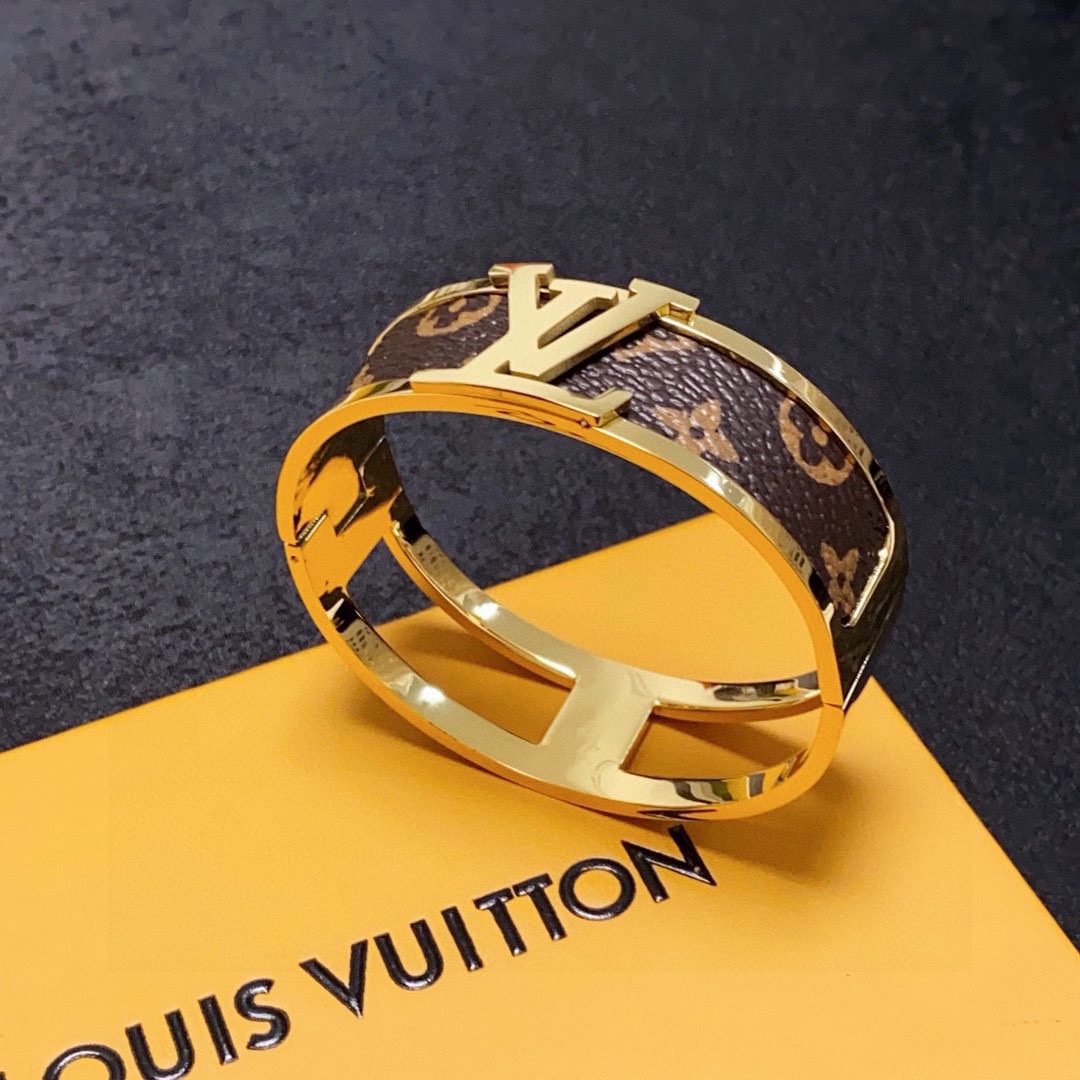 NO:588957,New product New style Original item LV wide version leather pattern printed bracelet Louis Vuitton Louis Vuitton Counter consistent material Hot model shipped Unique design Retro avant-garde. Seiko version of the bracelet has been loved by MM since its launch. Every color has its own unique brilliance!  The effect is very nice!  The tiniest one!  It is more durable than ordinary models and shows a fairer complexion, fine jewelry, louis vuitton, louis vuitton, louis vuitton, bracelet19860909新品 新款 原单货 LV宽版皮革纹印花手镯Louis Vuitton 路易威登 专柜一致材质 火爆款出货 设计独特 复古前卫.手镯精工版 从上市以来一直深受MM喜爱每一种颜色都有它独一无二的光彩！上手效果非常好看！最细小的一款！比普通款更耐看显肤色白皙,饰品精品,louis vuitton,louis vuitton,louis vuitton,bracelet,Jewelry
