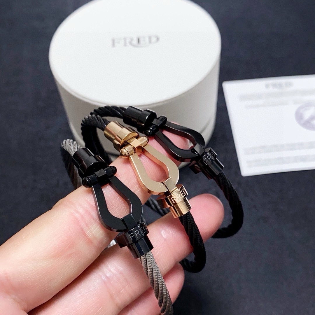 NO:588981,The new Fred Fred Horseshoe Bracelet is high-end customized. Exclusively launched. Top-quality and very cost-effective. Stainless steel retains color and has almost no chance of collision. Fried chicken is good-looking and versatile. Simple and nice. Unisex style, boutique jewelry, bracelet.19860909新款fred费雷德马蹄手镯高端定制 独家首发 顶级性价比很高 精钢保色撞款几率几乎没有 炒鸡好看百搭 简单nice 中性款,饰品精品,bracelet,Jewelry