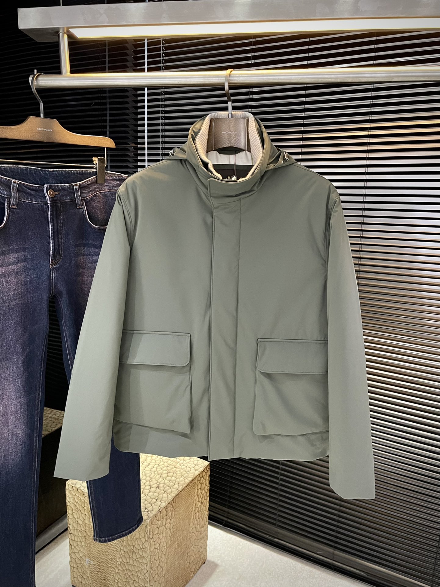 NO:597494,P LP (nuoyoupanya) is highly recommended!  2025 autumn and winter new products are on sale simultaneously on the official website. Simple and elegant cotton jackets. Imported original high-quality polyester fiber fabrics, original reproductions, the sag and luster are definitely uplifting. The placket design makes it more youthful and energetic. The workmanship is neat and smooth. All hardware accessories are supplied by customers and have top-notch logo accessories. At first glance, they are high-end fabrics. These fabrics are all custom-woven. They are good products from regular large factories, and there is nothing picky about them.  Such a jacket is a regular wearer and is very practical. Size 48-56,,loro piana,jackets & coats,jackets & coats,alexander wang19860909P  LP（诺悠翩雅）重磅推荐！2025秋冬新品 官网同步发售 简约大方棉服夹克 进口原版高品质聚脂纤维面料,原版复刻,垂度和光泽绝对是提气,门襟设计 更显青春活力,车工走线整齐平整,所有五金附料都是客供带logo顶级配件 一看就是高档的面料 这种面料都是定织的 正规大厂途径出来的好货,无任何有挑剔的地方 这样的一件外套属于常备常穿的,实用性很强.尺码 48-56,,loro piana,jackets & coats,jackets & coats,alexander wang,Men's clothing