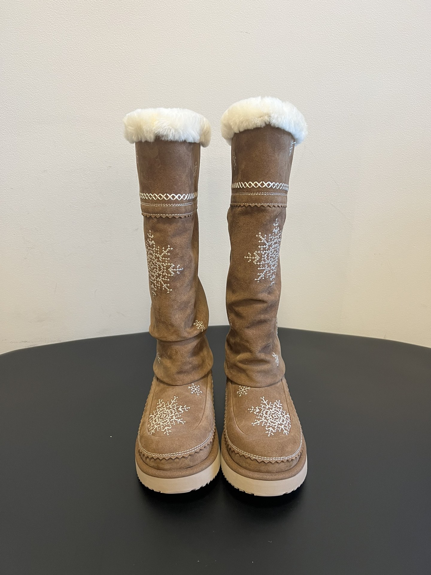 NO:630350,Unfolio 25FW autumn and winter retro snowflake tassel long snow boots stack boots combine ethnic style and winter elements. The tassel decoration and snowflake embroidery add a unique retro charm and romantic atmosphere. Made of suede material, the texture is delicate; the plush material of the shoe mouth is soft and skin-friendly, with both warmth and comfort.  There are two tones of brown and light brown, both of which are warm earth tones, versatile and suitable for winter atmosphere. The snowflake embroidery on the shoe body is exquisite and delicate, and the tassel design sways gently with the steps, which is full of agility; the stitching process on the edge is neat, which enhances the overall sophistication. Cow suede upper, wool lining, rubber outsole, increased by 2.5cm, Size35-41 (4041 size customization is not returnable), snow boots, boots, chamois  leather19860909Unfolio 25FW 秋冬复古雪花流苏长筒雪地靴堆堆靴 融合了民族风与冬日元素,流苏装饰和雪花刺绣增添了独特的复古韵味与浪漫气息.采用麂皮材质,质感细腻；鞋口的毛绒材质柔软亲肤,兼具保暖性与舒适感. 有棕色和浅棕色两种色调,均为温暖的大地色系,百搭且契合冬季氛围.鞋身的雪花刺绣精致细腻,流苏设计随步履轻轻晃动,富有灵动感；边缘的缝线工艺工整,提升了整体的精致度. 鞋面牛反绒 内里羊毛 大底橡胶大底 增高2.5cm Size35-41码（4041码定制不退换）,雪地靴,boots,chamois leather,Women's Shoes