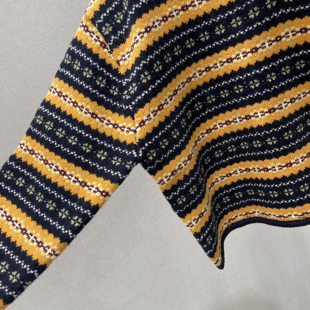 Miu 25秋冬新款 费尔岛提花短款毛衣 藏蓝+黄色撞色织纹，复古感满满 轻松切换甜酷or学院风。灵感源