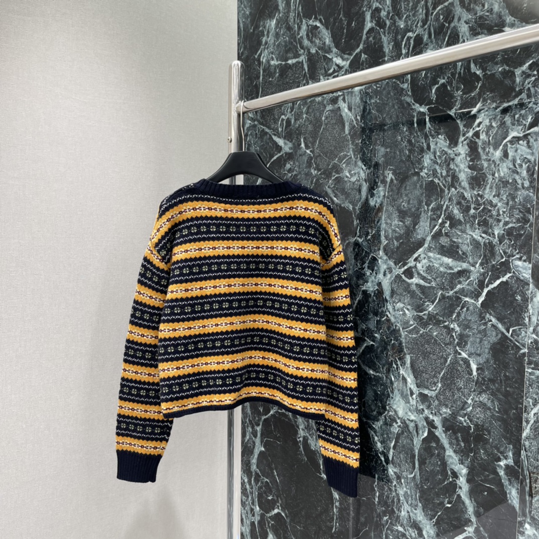 Miu 25秋冬新款 费尔岛提花短款毛衣 藏蓝+黄色撞色织纹，复古感满满 轻松切换甜酷or学院风。灵感源