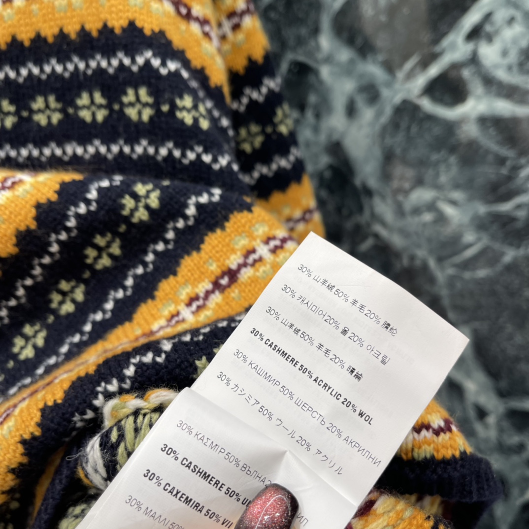 Miu 25秋冬新款 费尔岛提花短款毛衣 藏蓝+黄色撞色织纹，复古感满满 轻松切换甜酷or学院风。灵感源