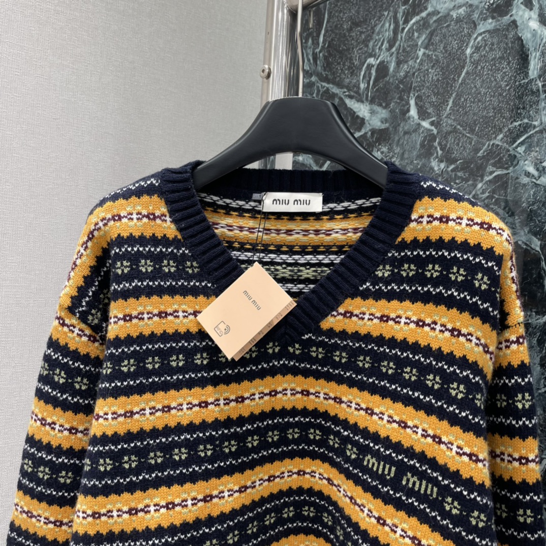 Miu 25秋冬新款 费尔岛提花短款毛衣 藏蓝+黄色撞色织纹，复古感满满 轻松切换甜酷or学院风。灵感源
