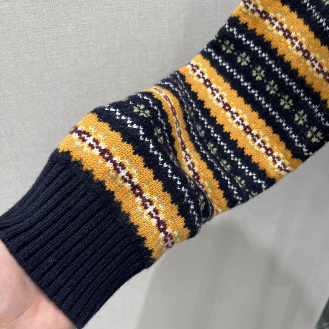 Miu 25秋冬新款 费尔岛提花短款毛衣 藏蓝+黄色撞色织纹，复古感满满 轻松切换甜酷or学院风。灵感源