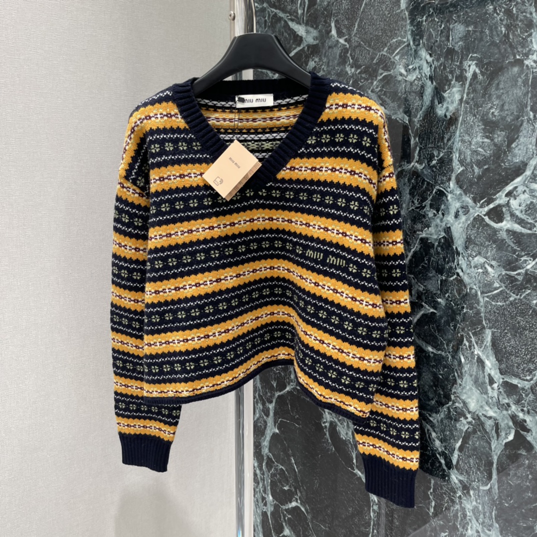 Miu 25秋冬新款 费尔岛提花短款毛衣 藏蓝+黄色撞色织纹，复古感满满 轻松切换甜酷or学院风。灵感源
